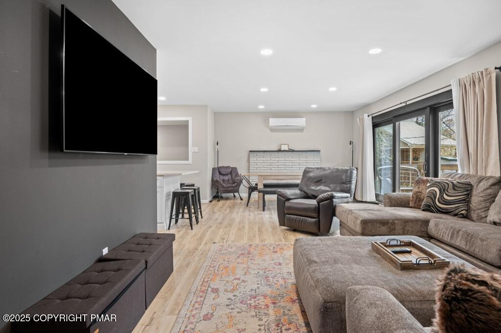 Image 4: 04-Top Floor - Living Room