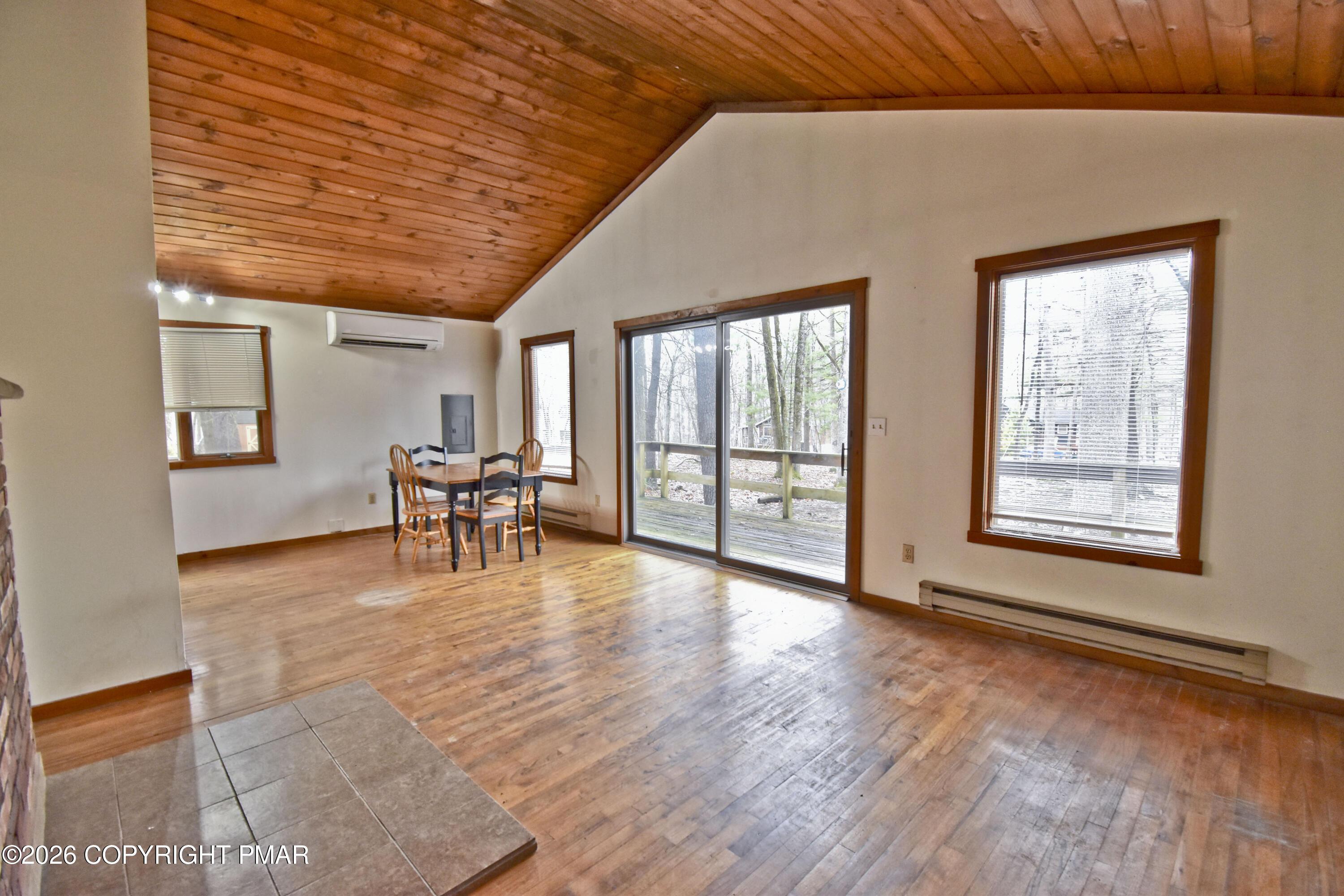 Image 3: 2 Living Room (1)