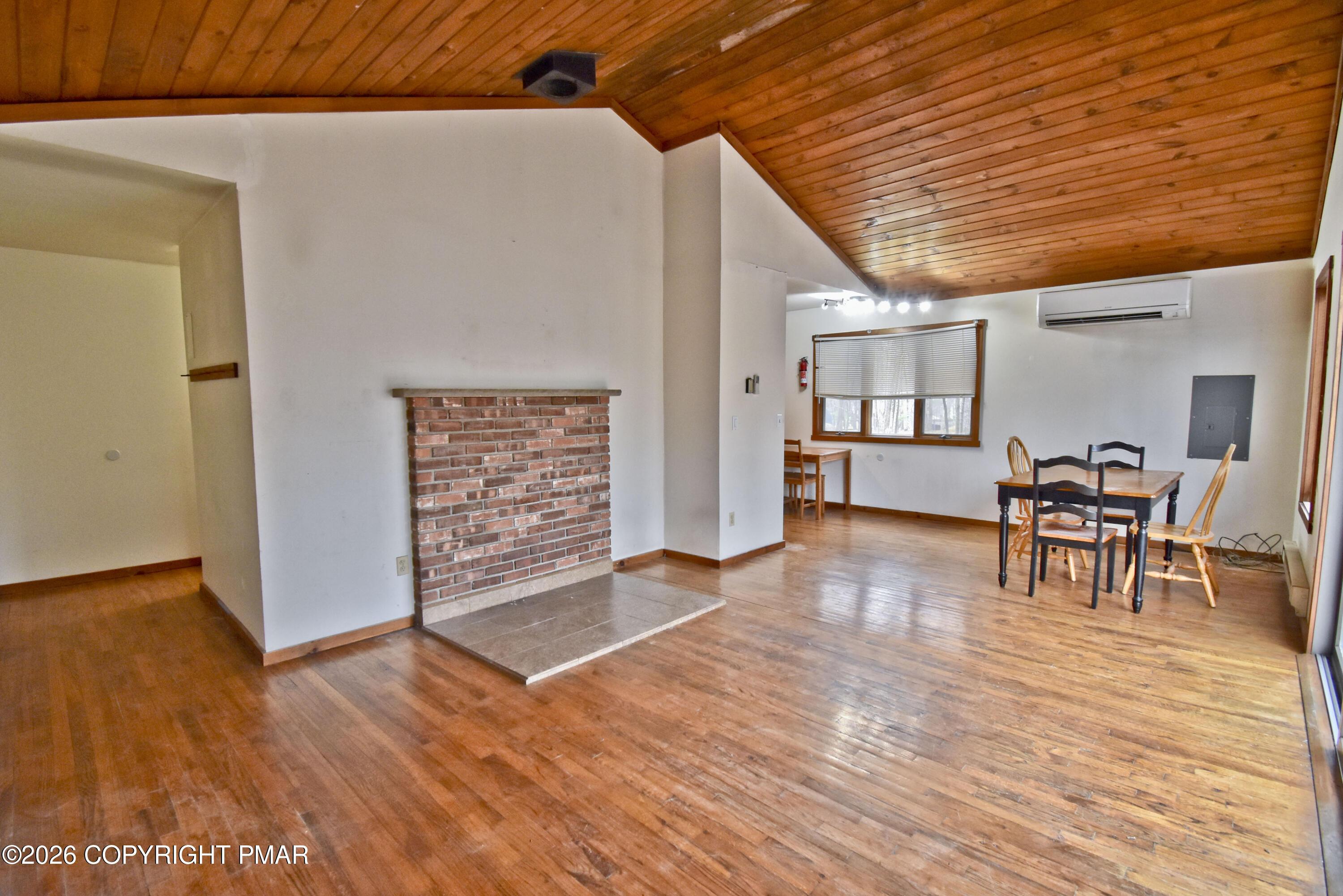 Image 4: 2 Living Room (2)