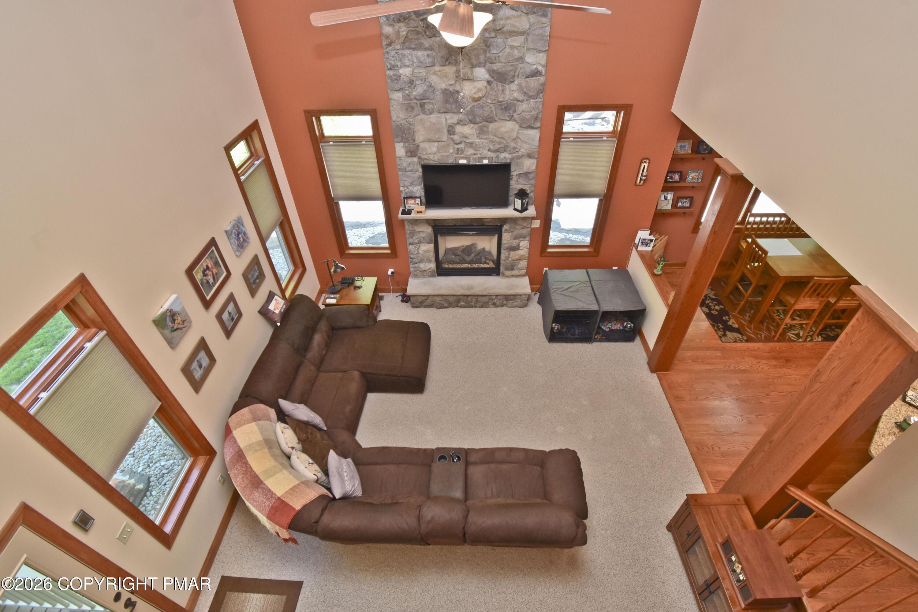 Image 2: 2 Family Room (6)