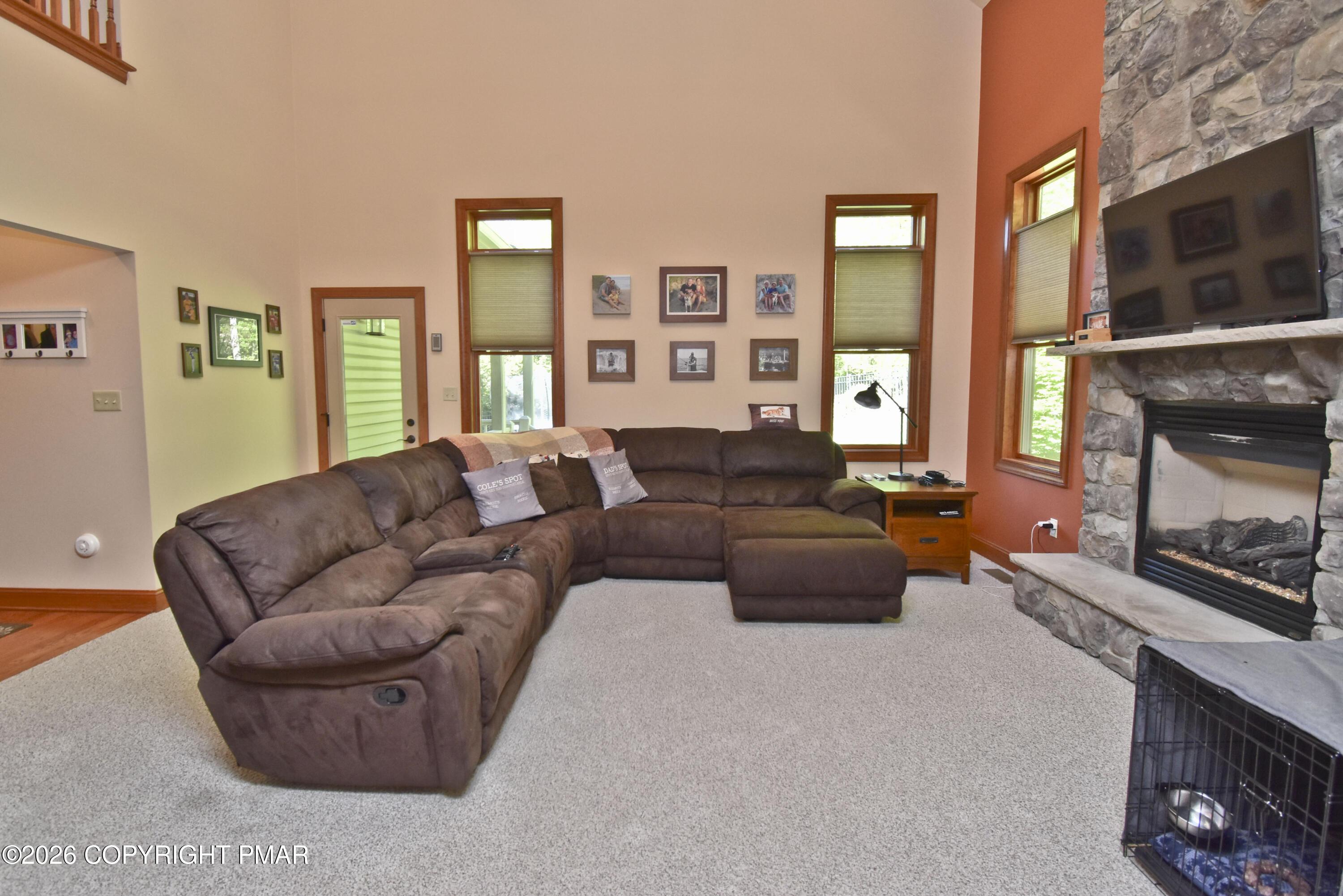Image 3: 2 Family Room (1)