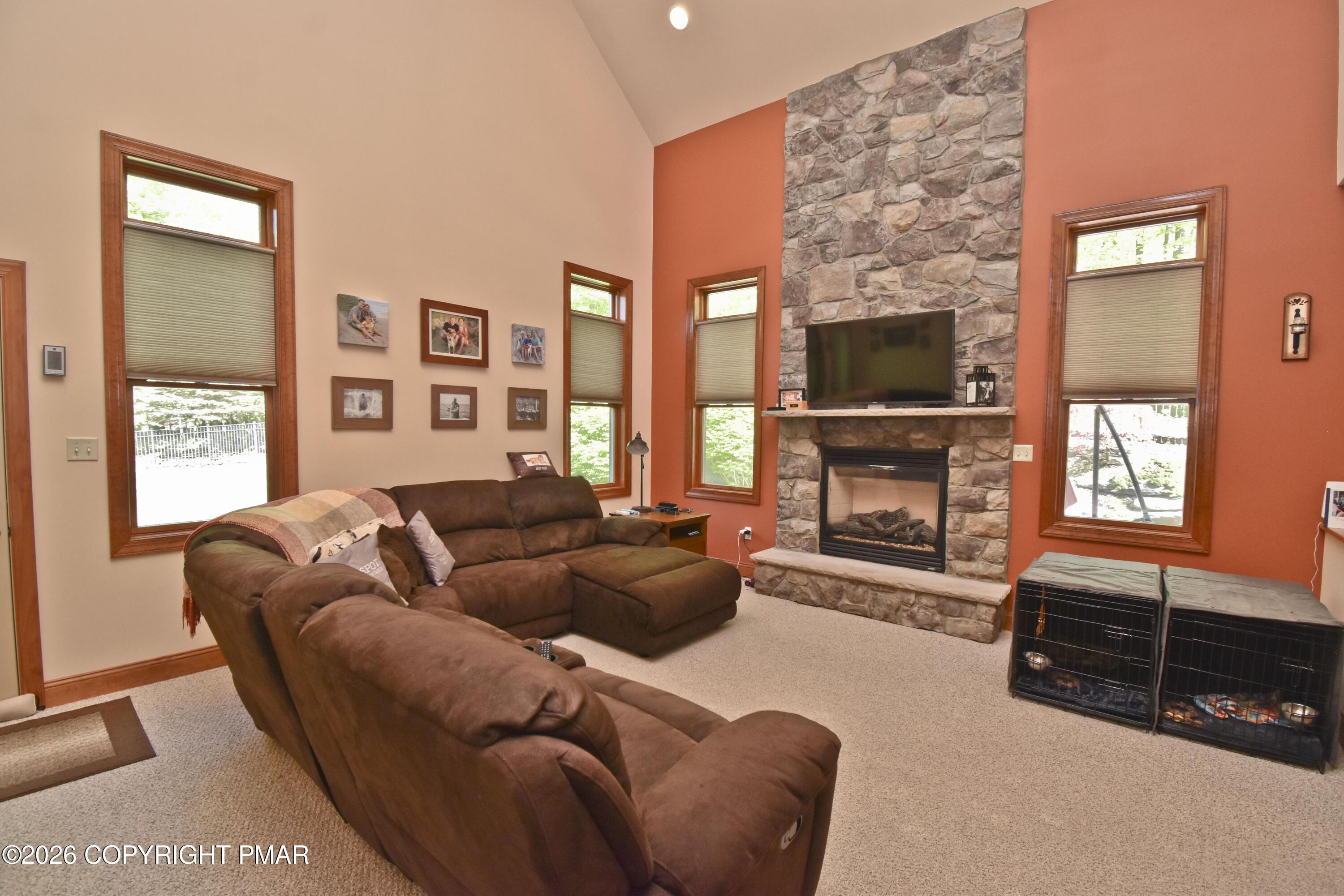 Image 4: 2 Family Room (2)