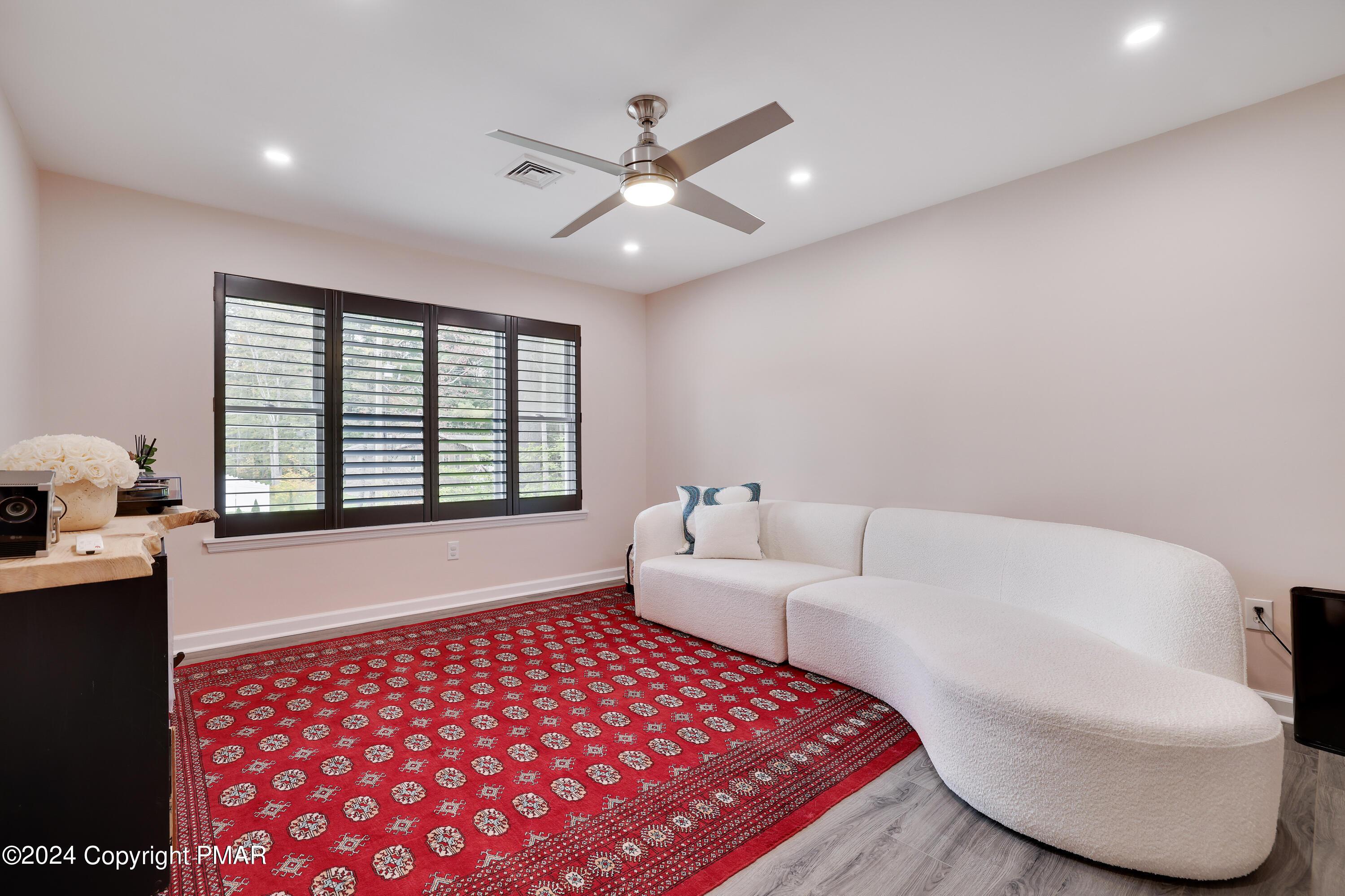 Image 3: Living Room 1