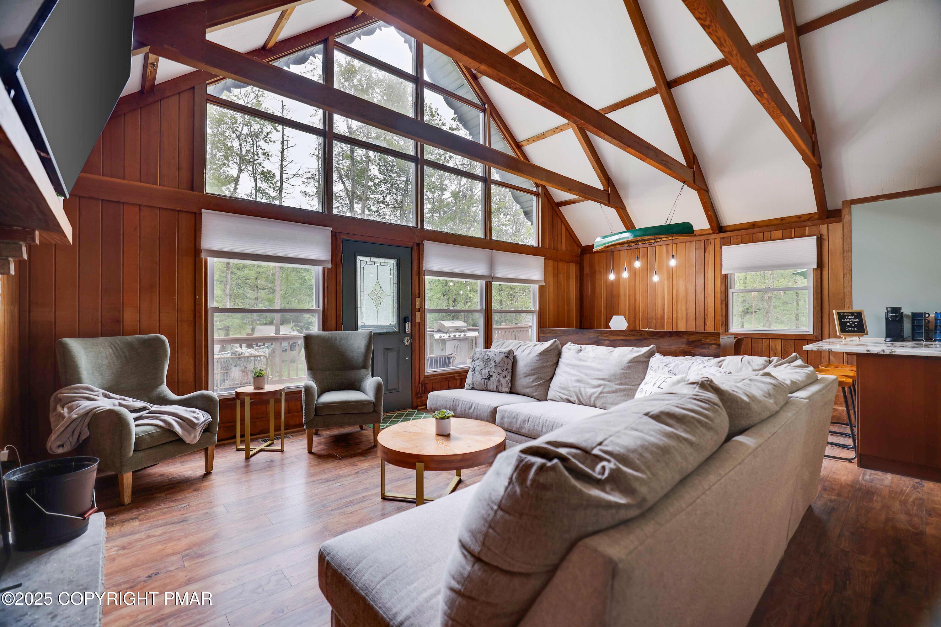 Image 4: Living Room