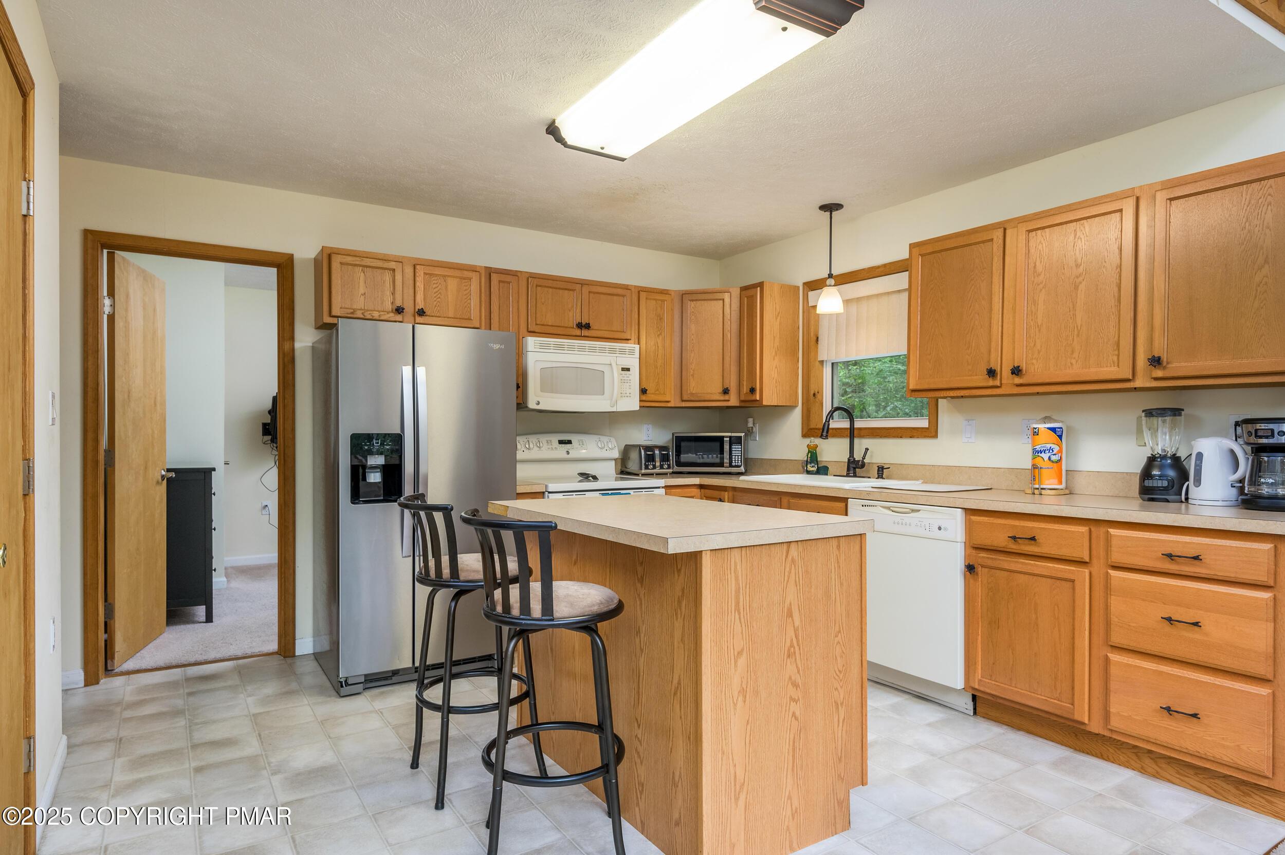 Image 3: Kitchen