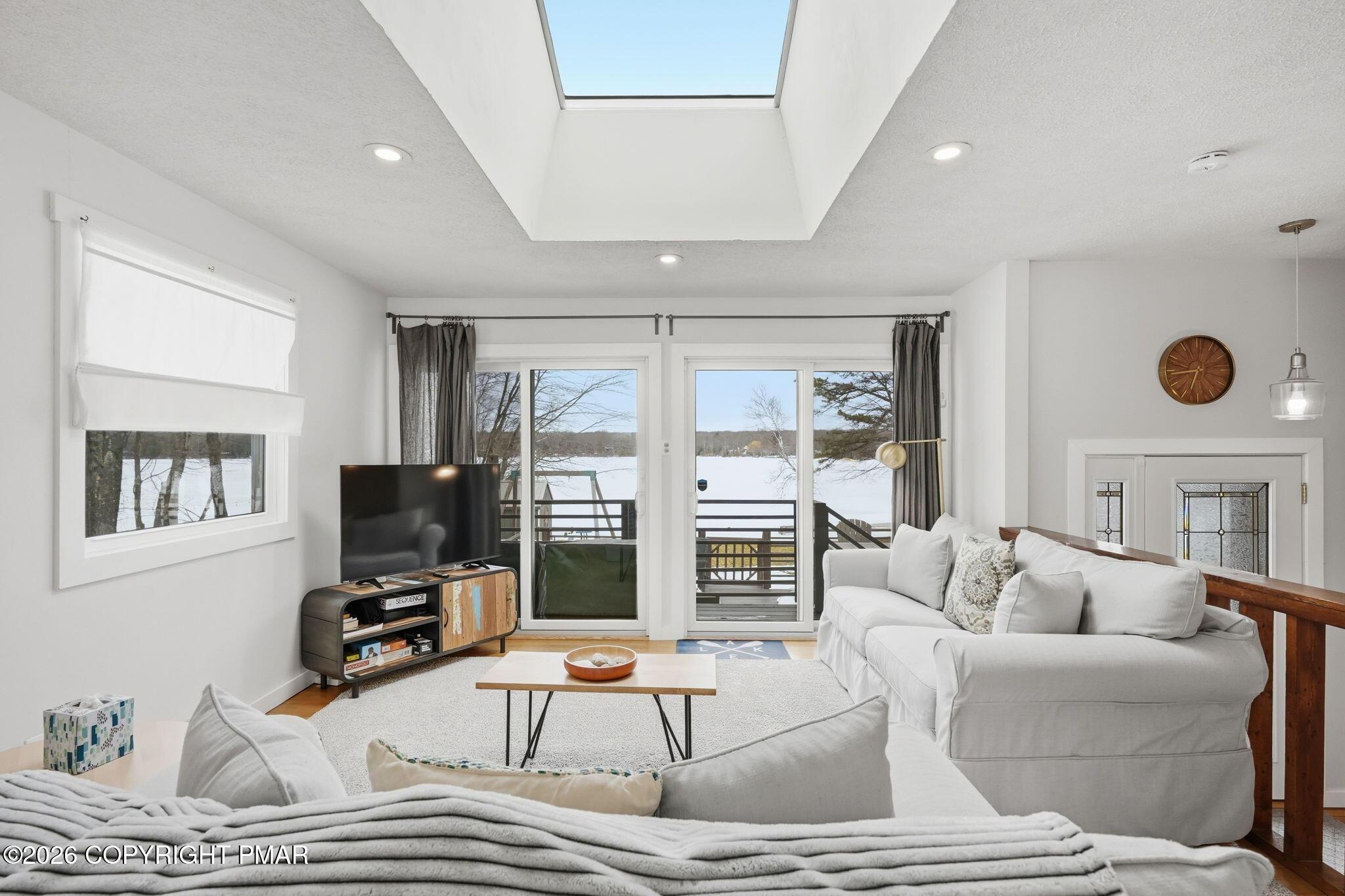 Image 3: Living Room