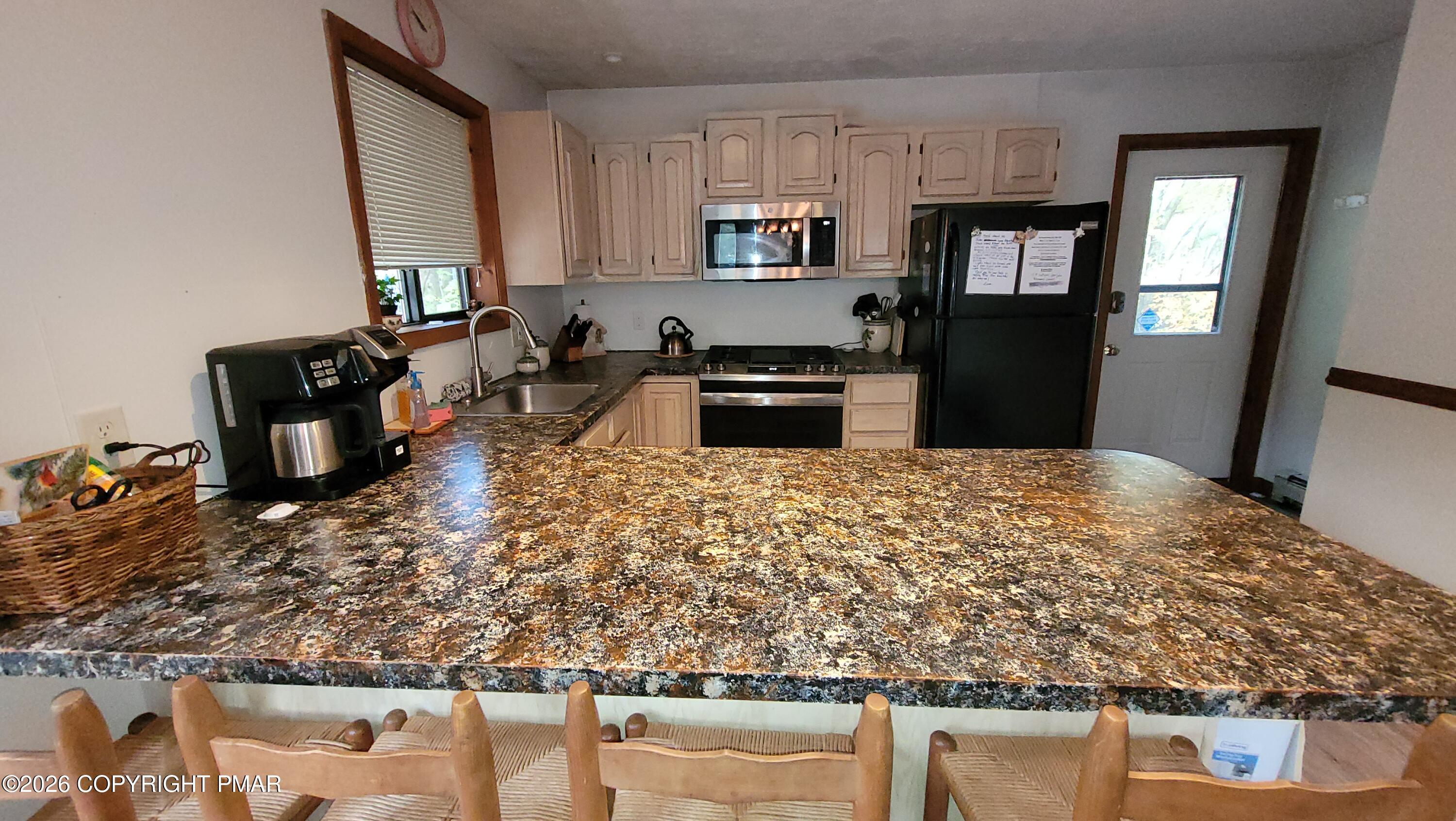 Image 4: Kitchen