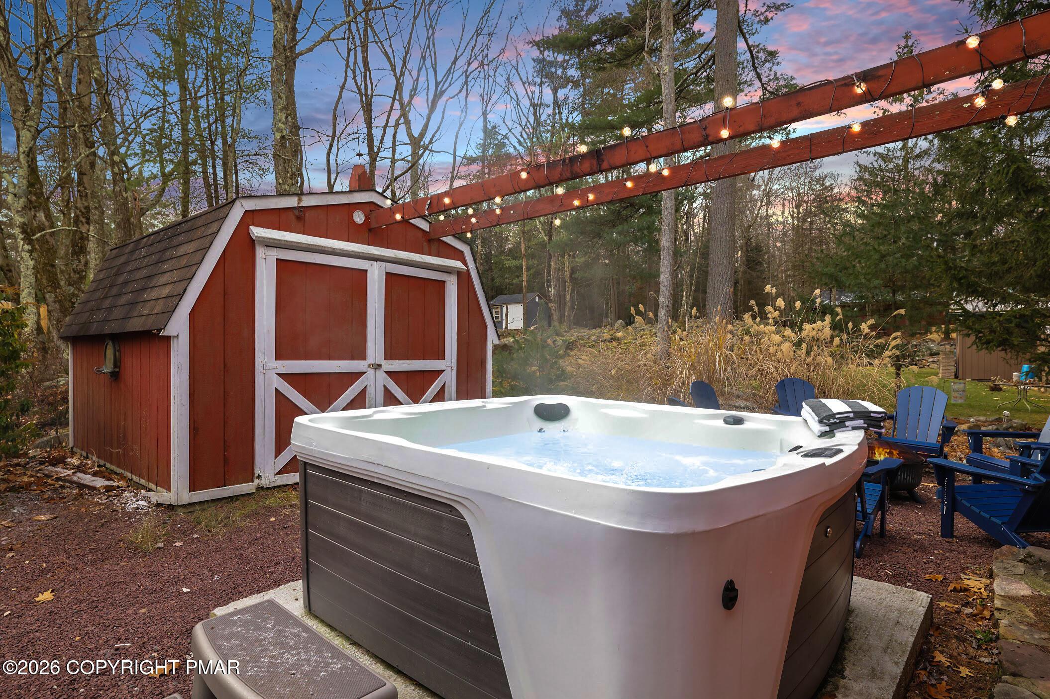 Image 3: hot tub
