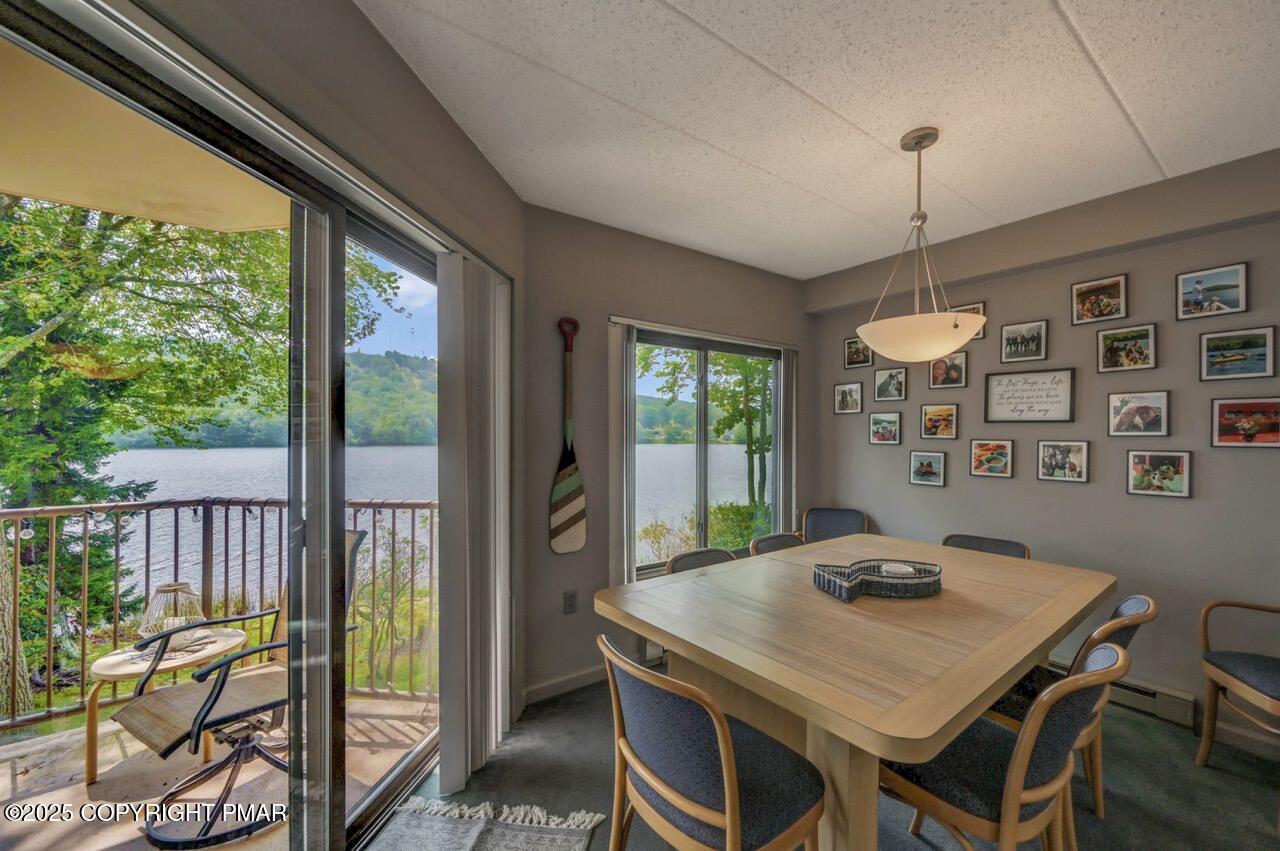 Image 4: Lakefront Dining