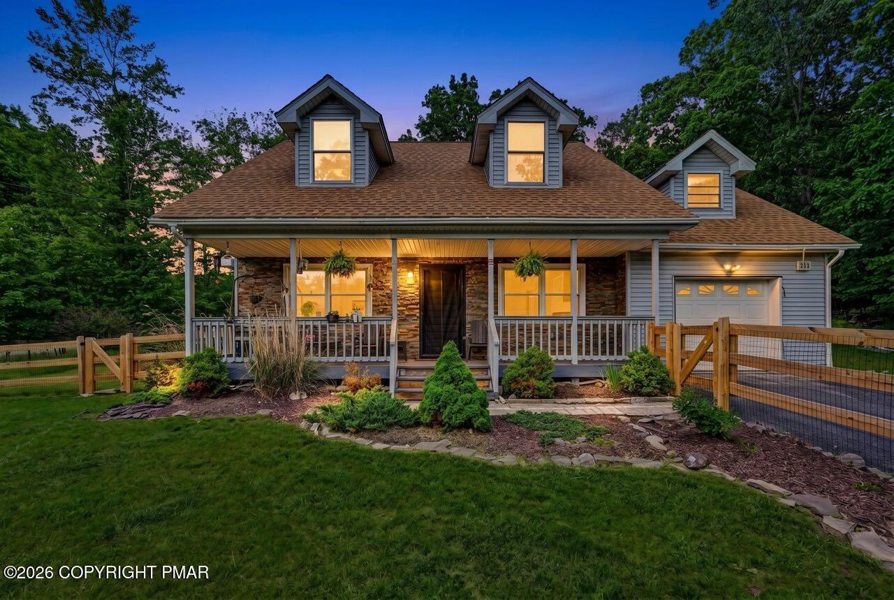 Image 4: House Front/Dusk