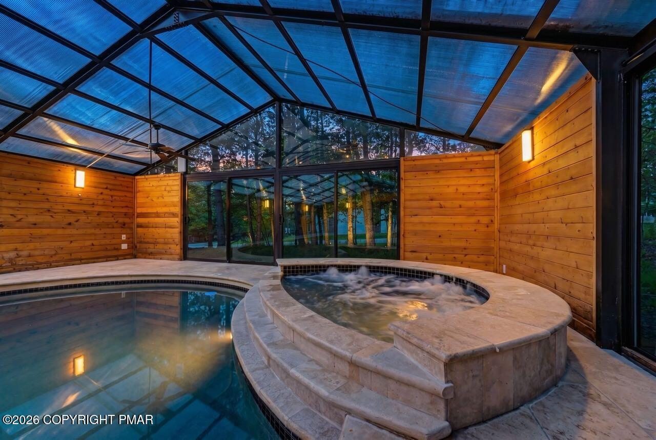 Image 2: 4 Season Home w/ Jacuzzi.