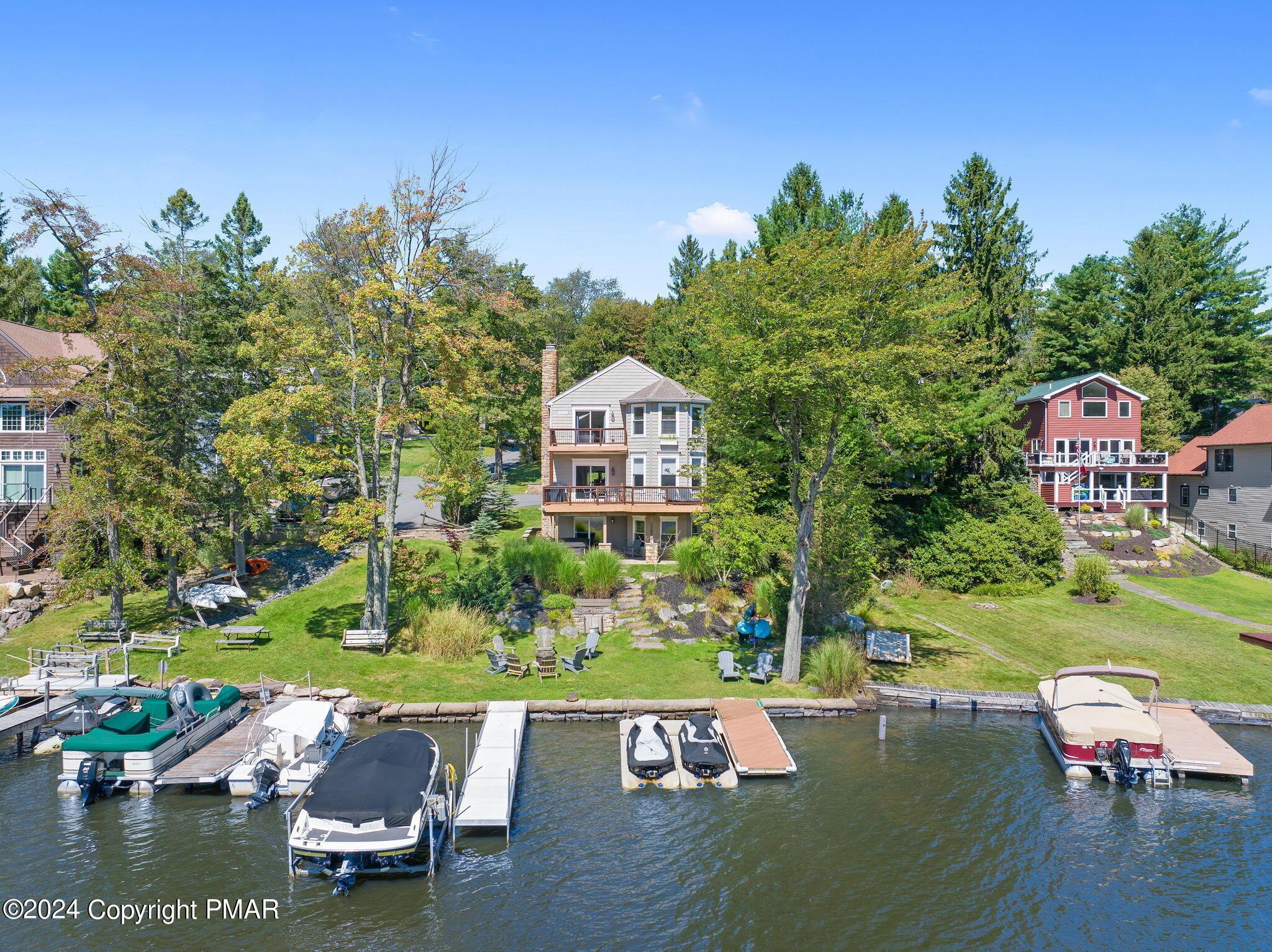 Image 2: Lakefront Home