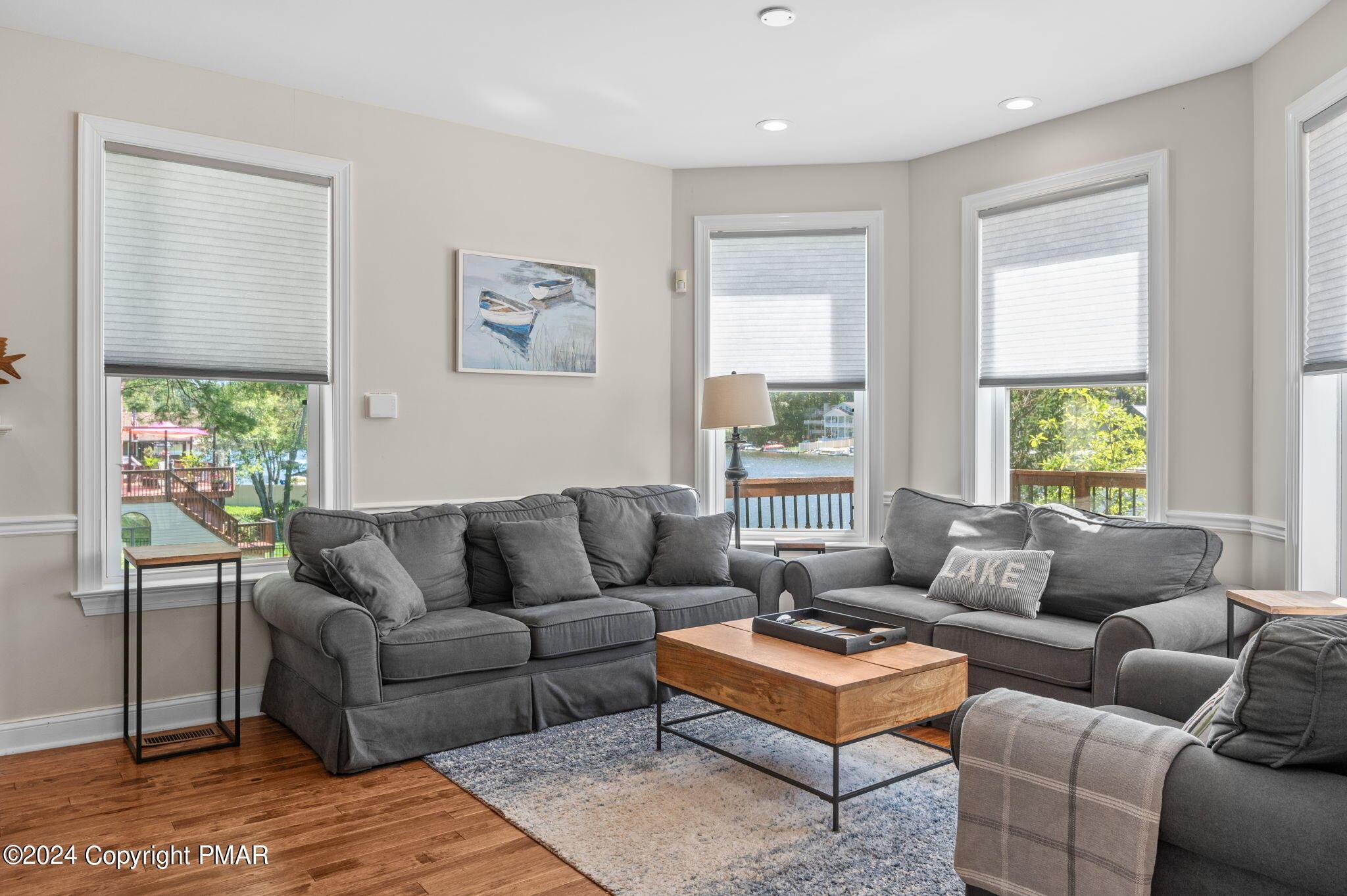 Image 4: Living Area