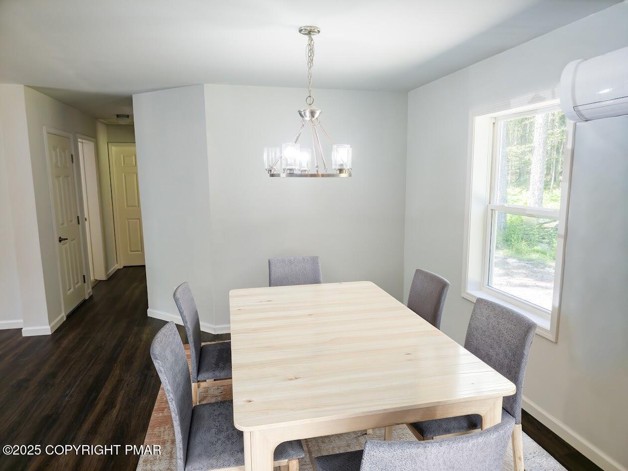 Image 3: Dining room