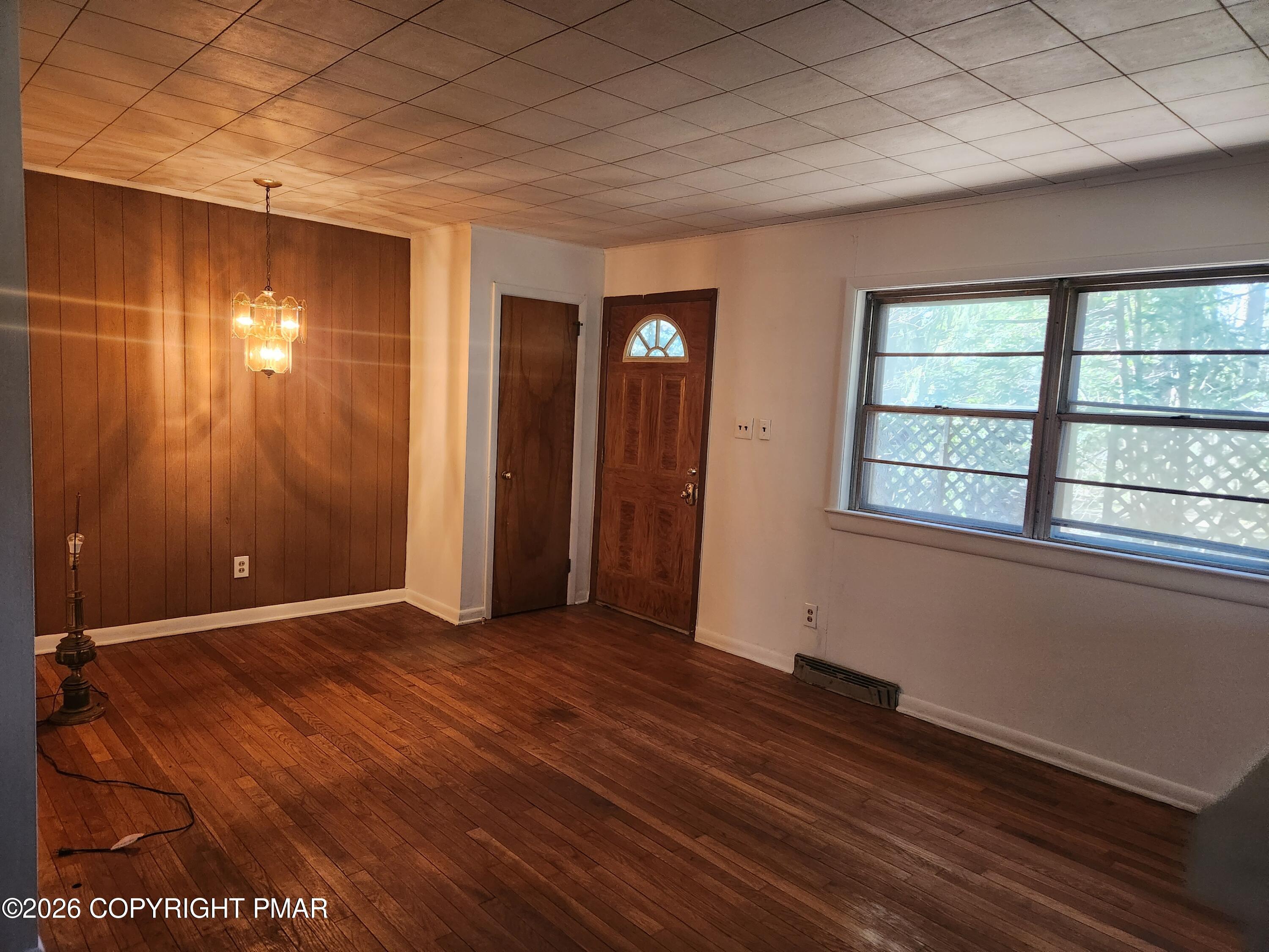 Image 4: Living Room