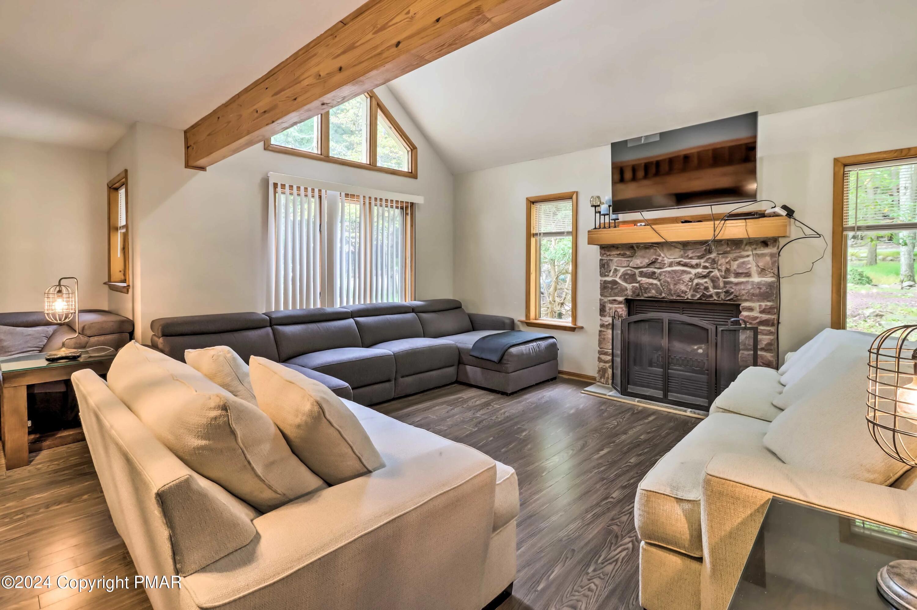 Image 3: Living room