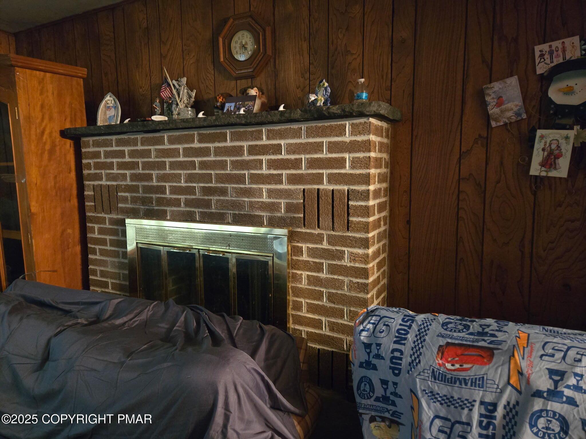 Image 4: fireplace