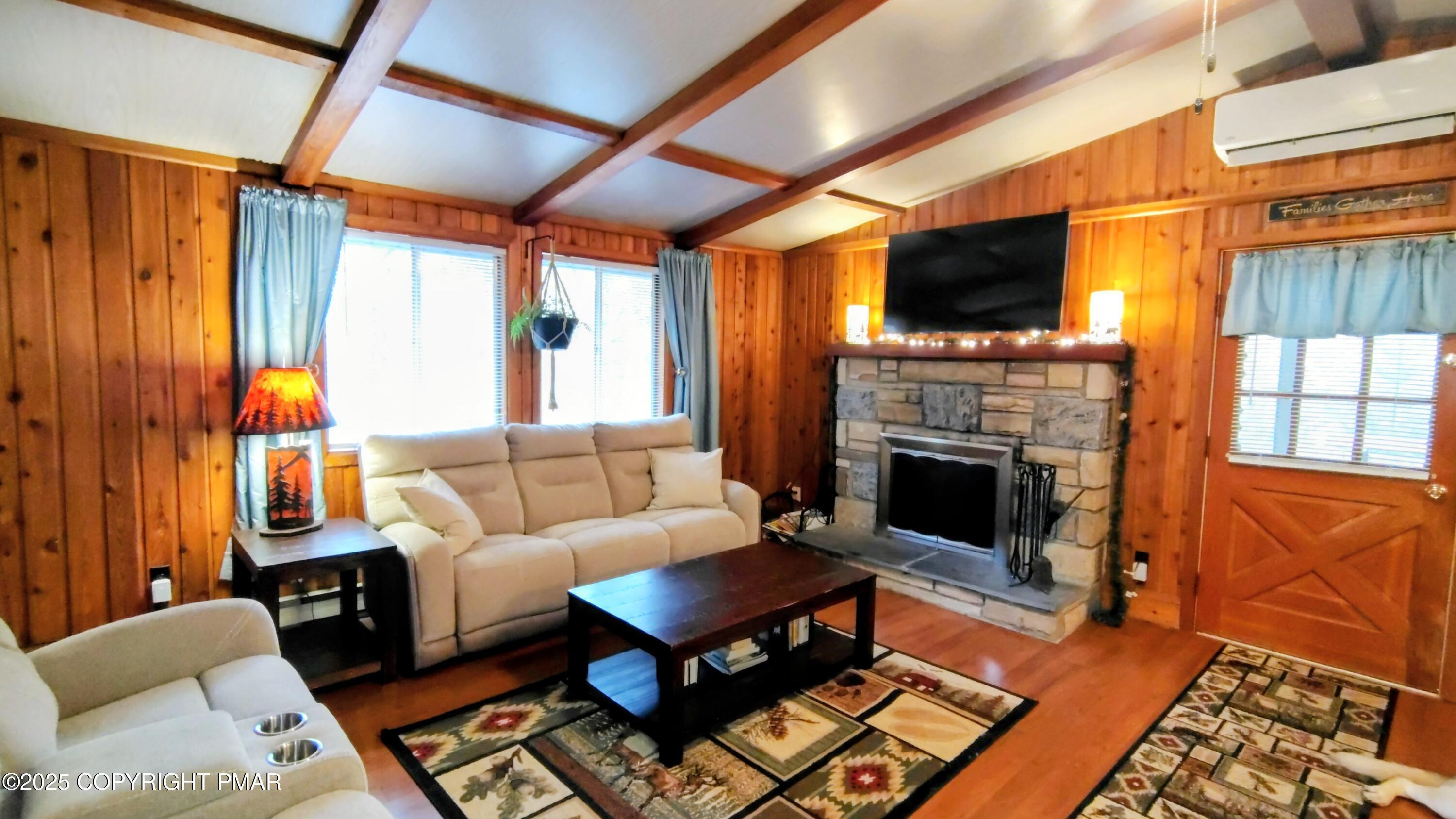 Image 4: living room/familyroom