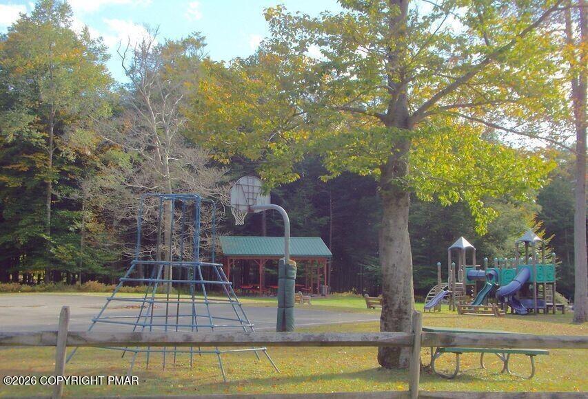 Image 4: Holiday Pocono Playground