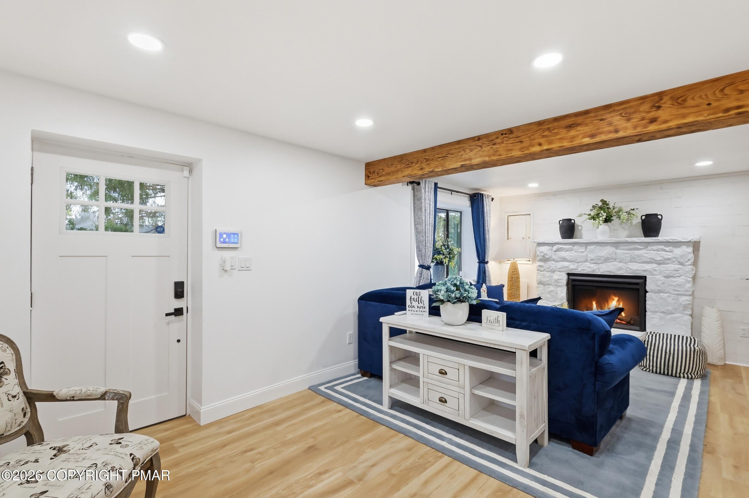 Image 4: Living Room