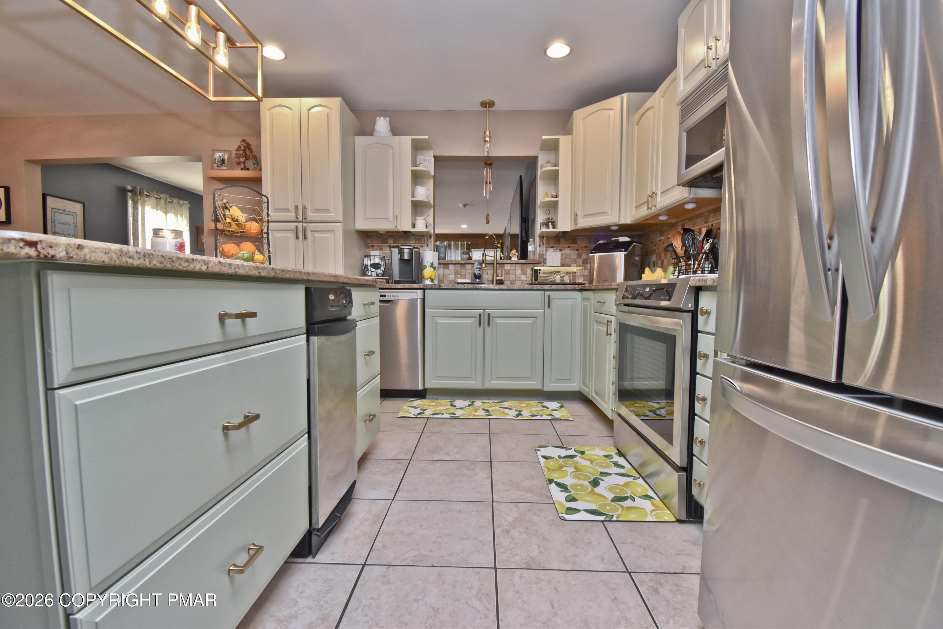 Image 3: 2 Kitchen (3)