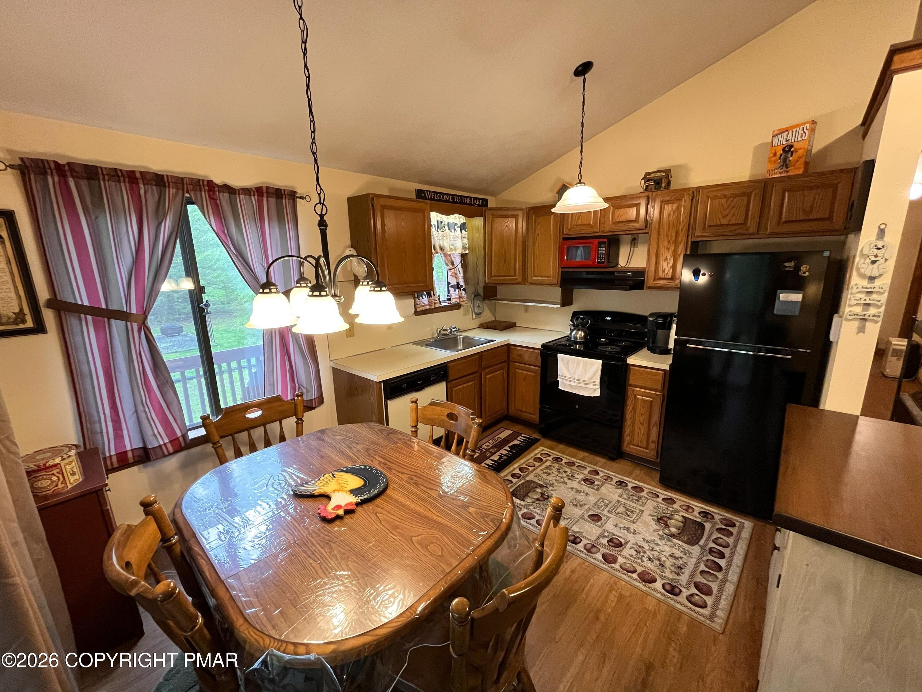 Image 4: Dining & Kitchen