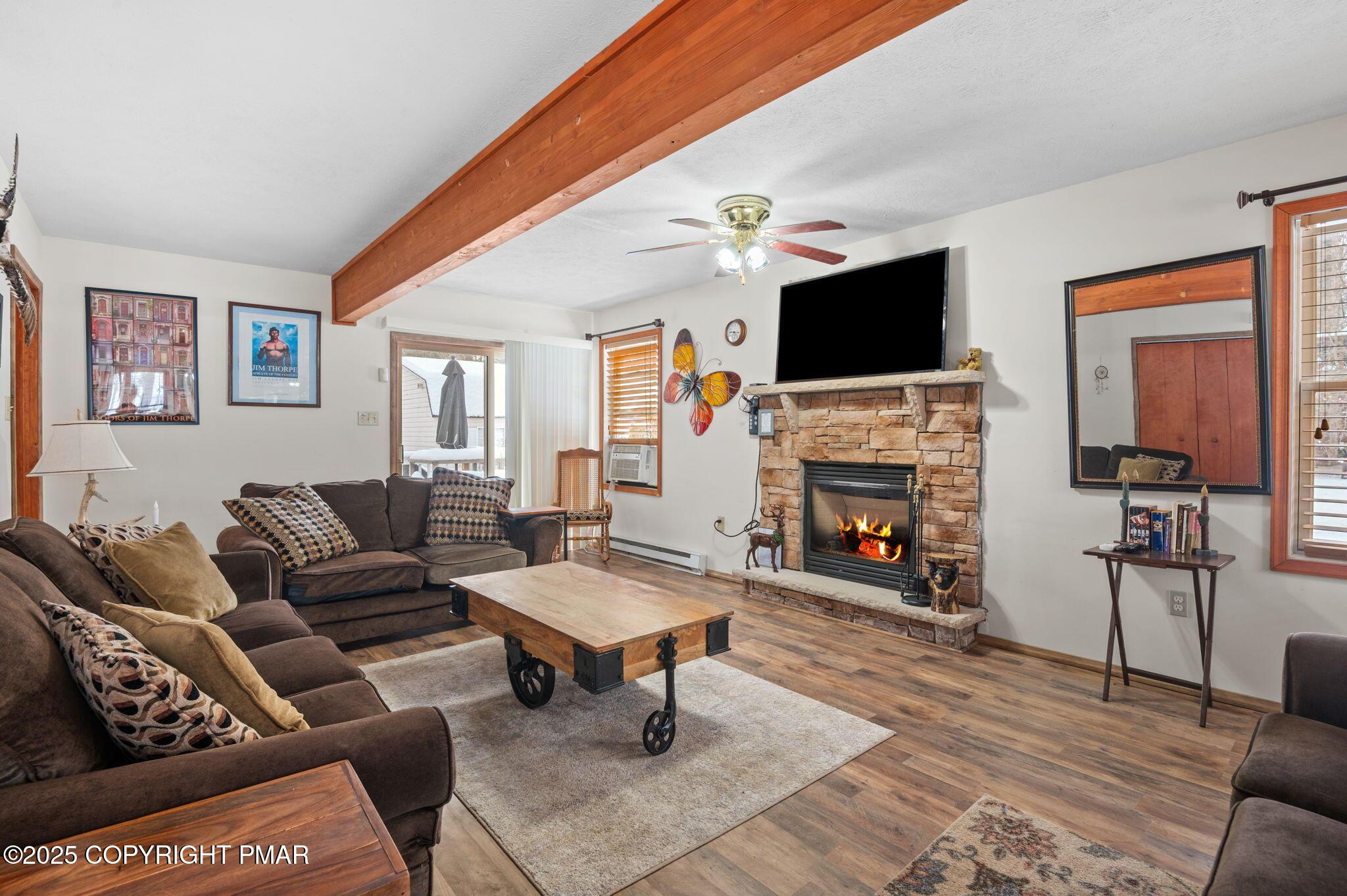 Image 4: Living Room