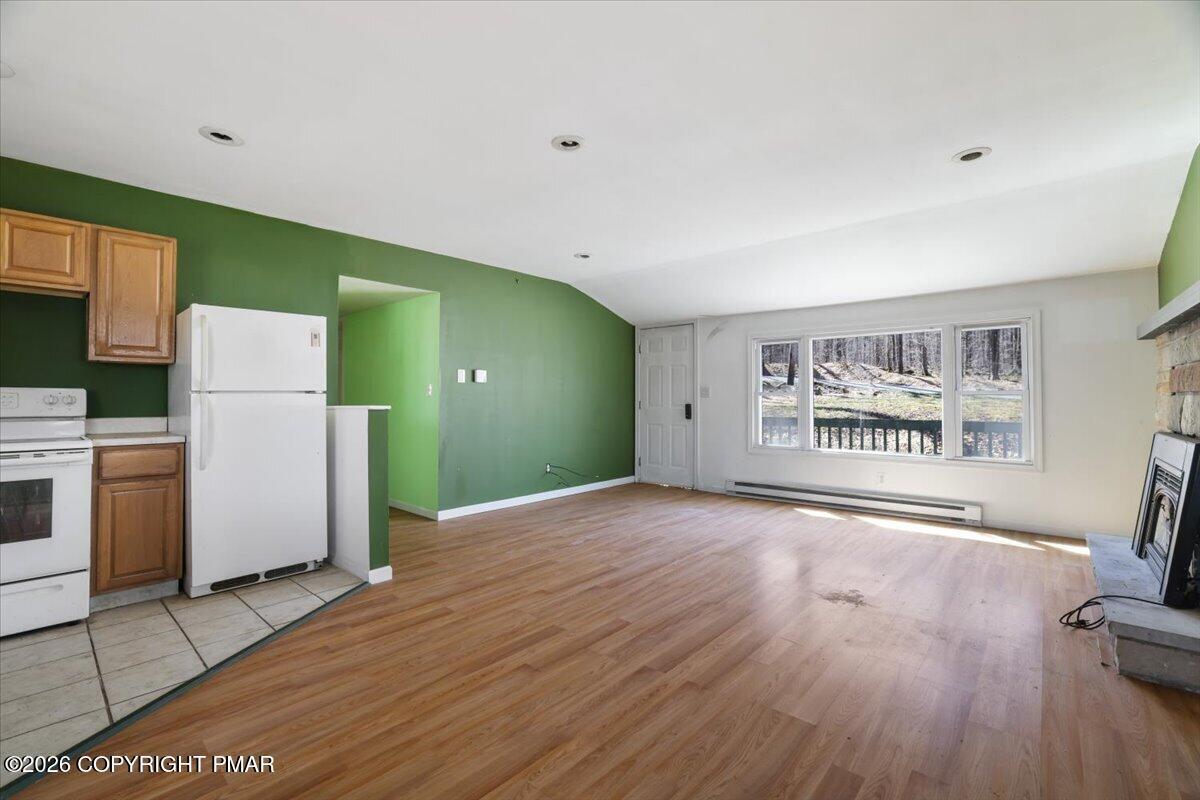 Image 4: Living Room