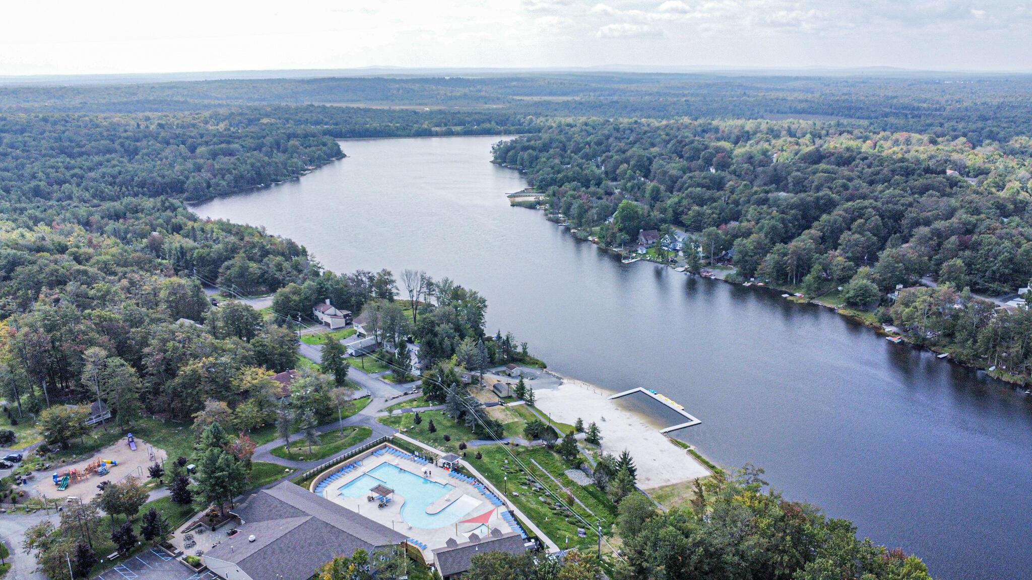 Image 4: Lake Amenities