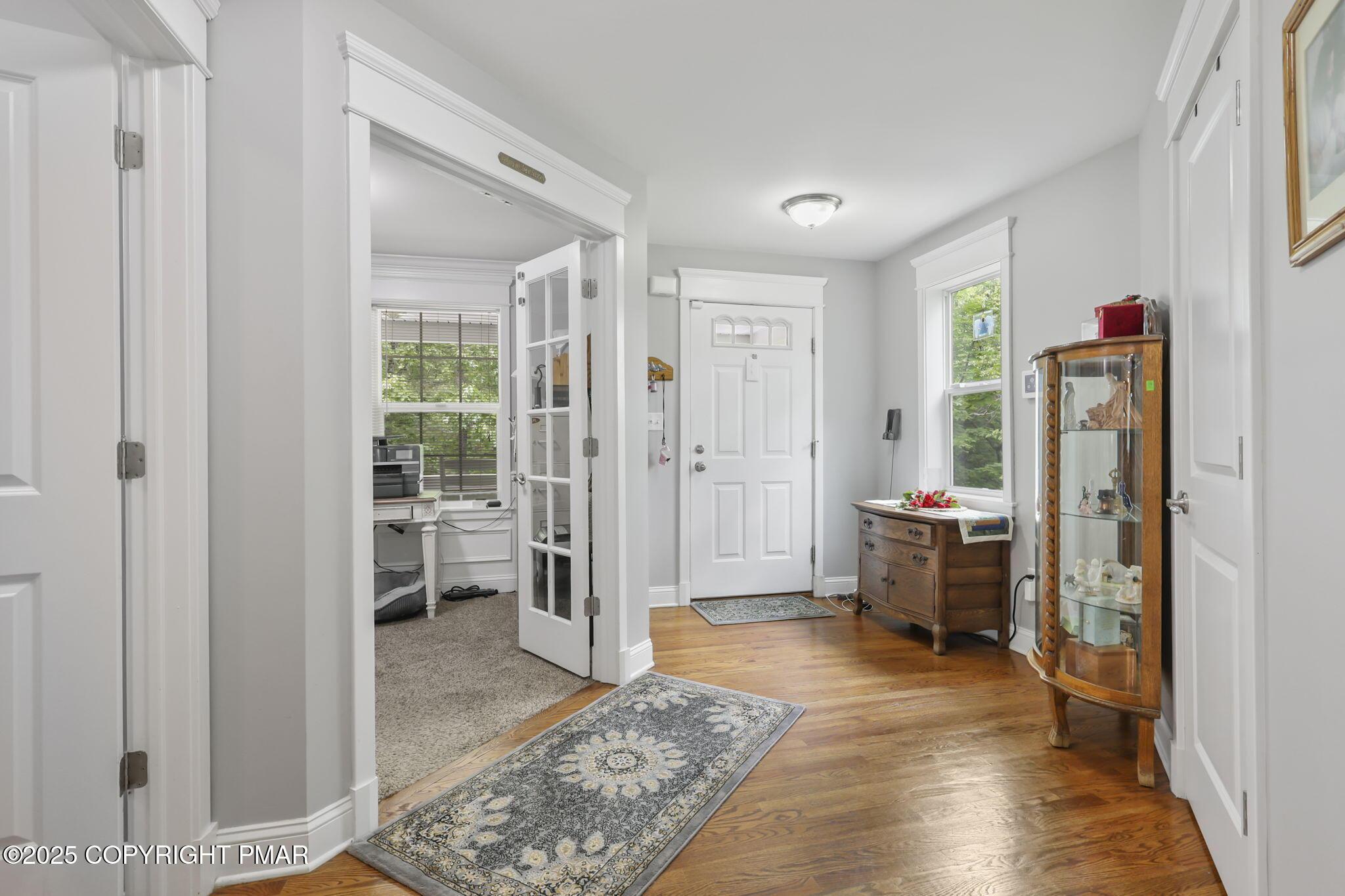 Image 3: 1127 Fillmore -foyer