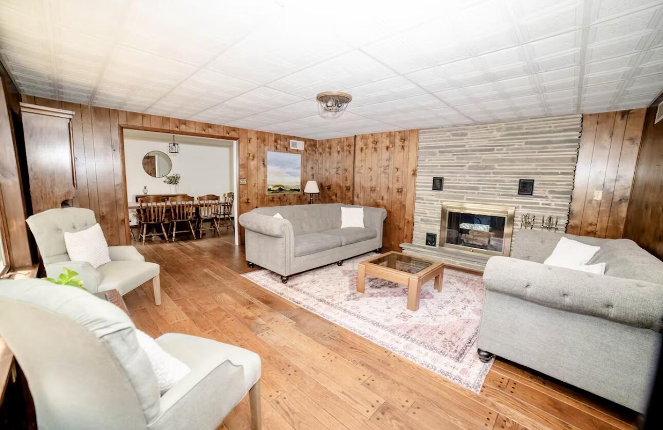 Image 4: Formal Living room w/ 1 of 2 Fireplaces