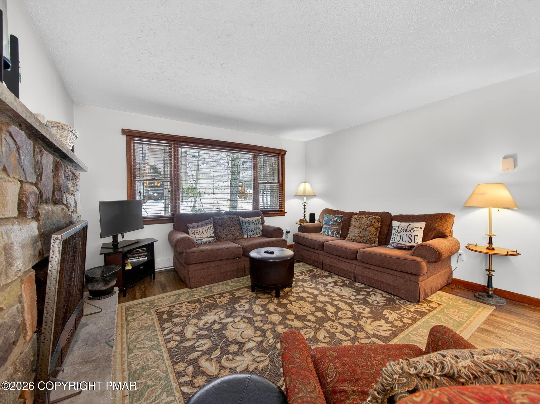 Image 2: LIVING ROOM
