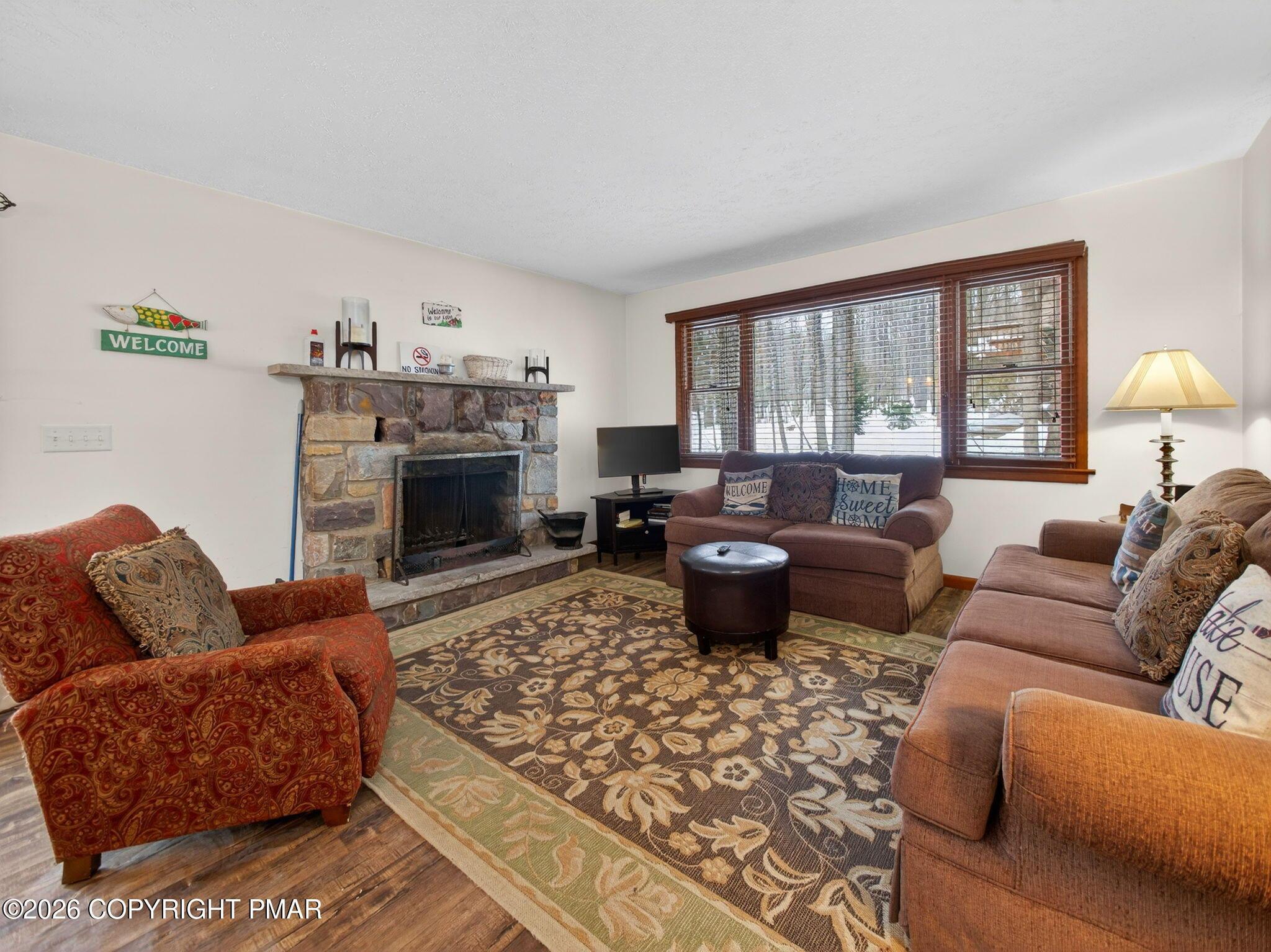 Image 4: FIREPLACE