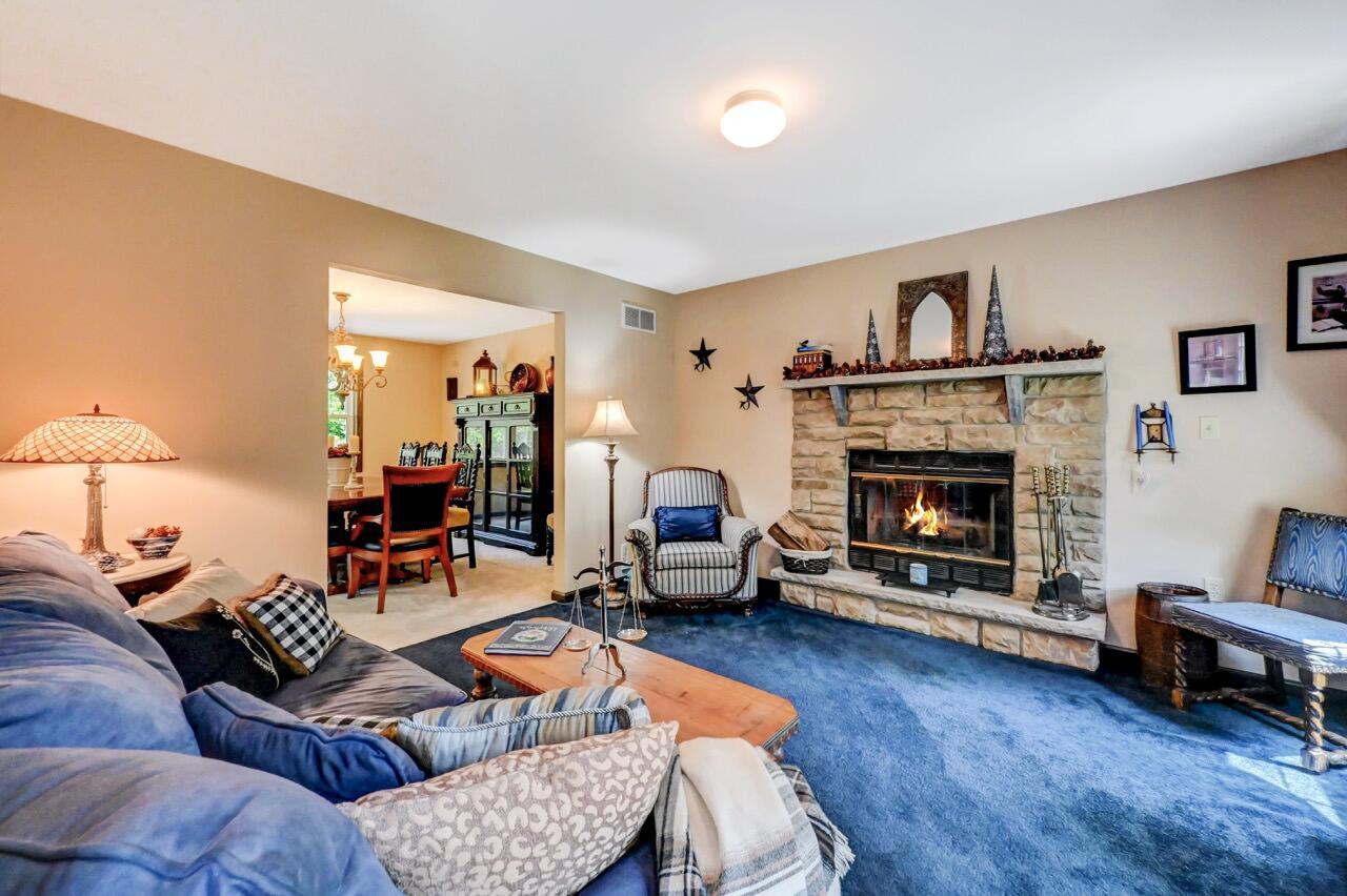 Image 3: Living Room