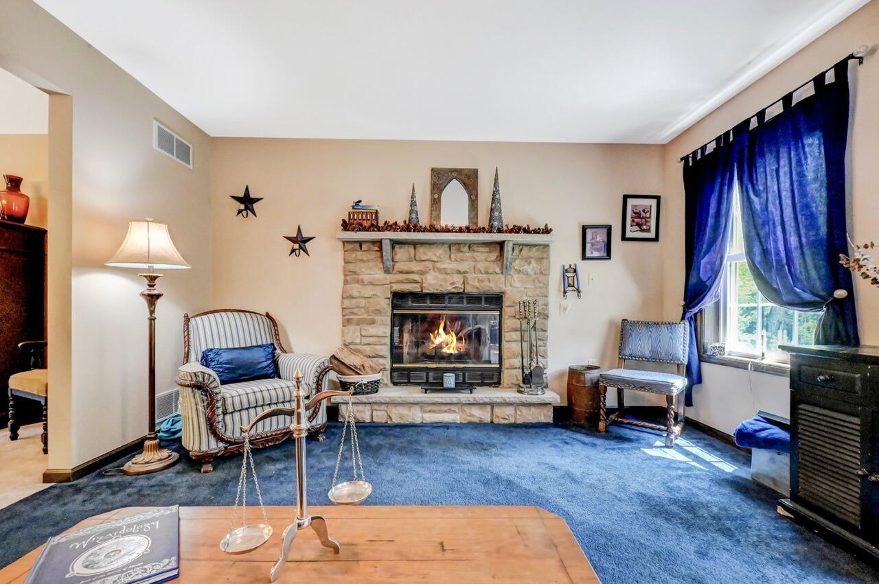 Image 4: Living Room