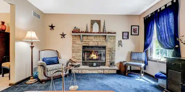 Image 4: Living Room