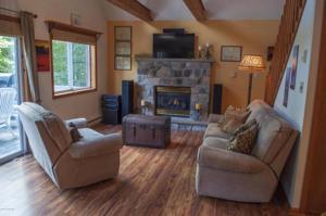 233 Selig Rd