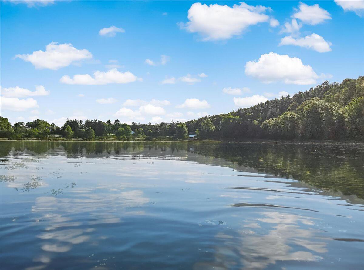 Image 2: LAKEFRONT