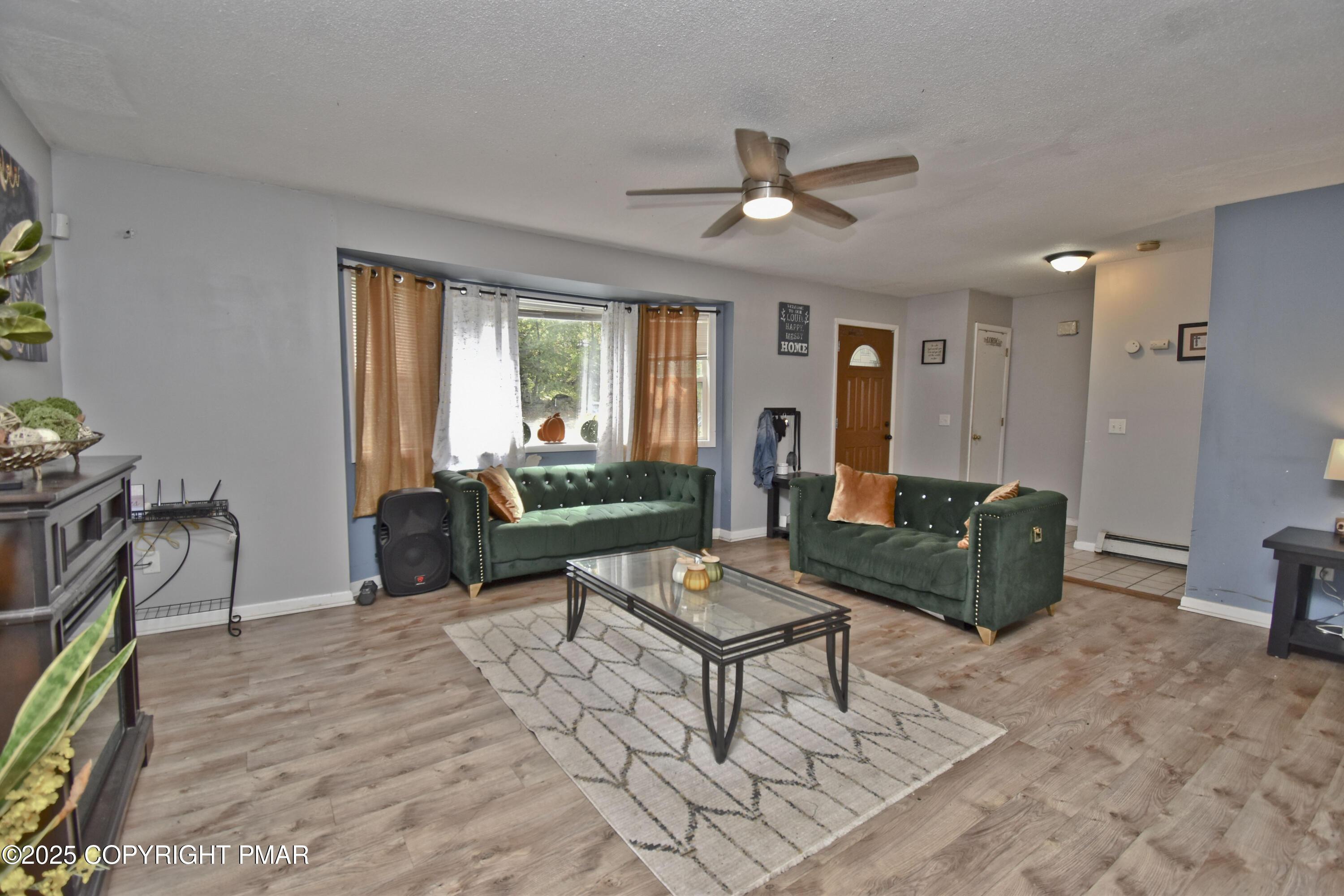 Image 2: 2 Living Room (1)