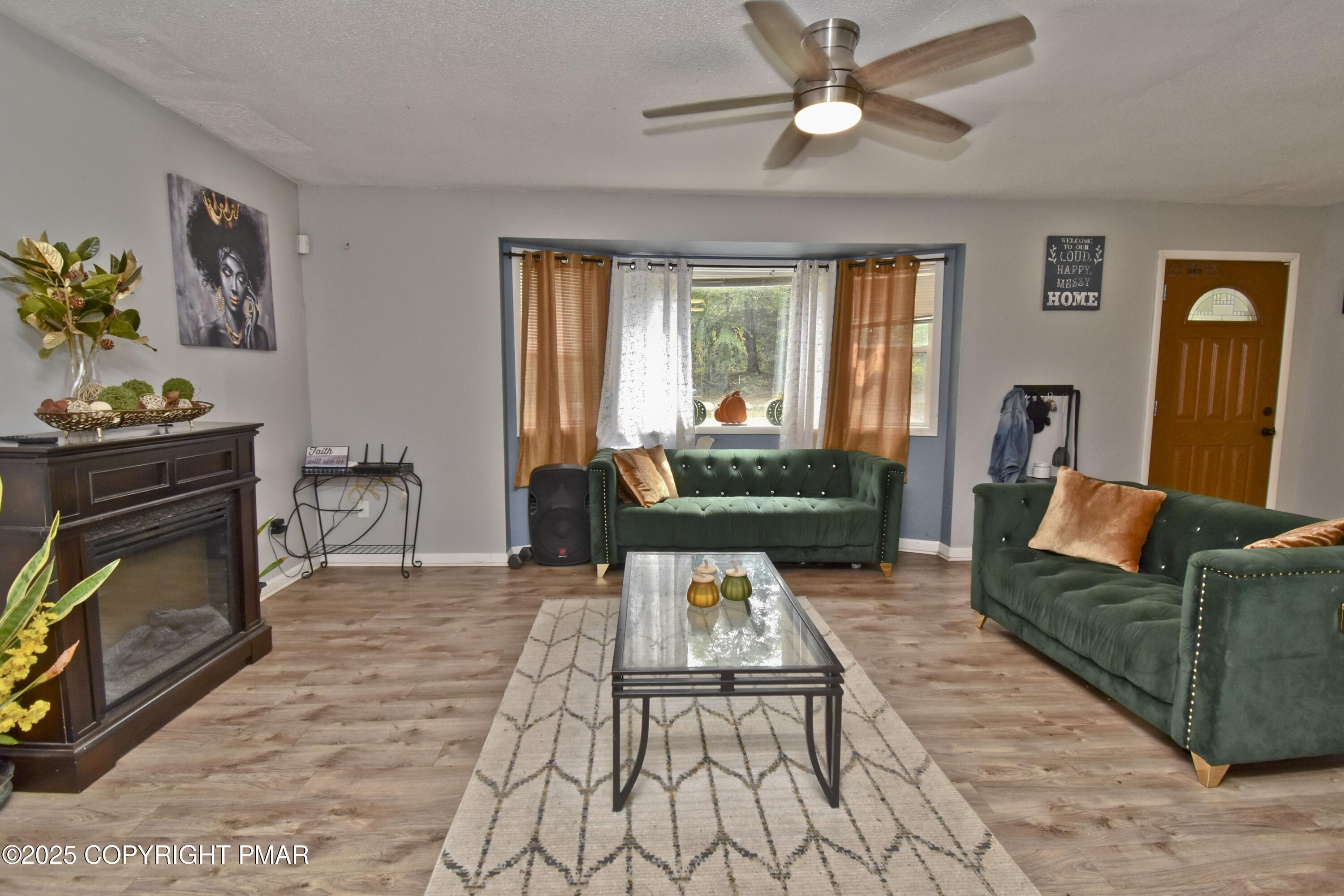 Image 3: 2 Living Room (2)