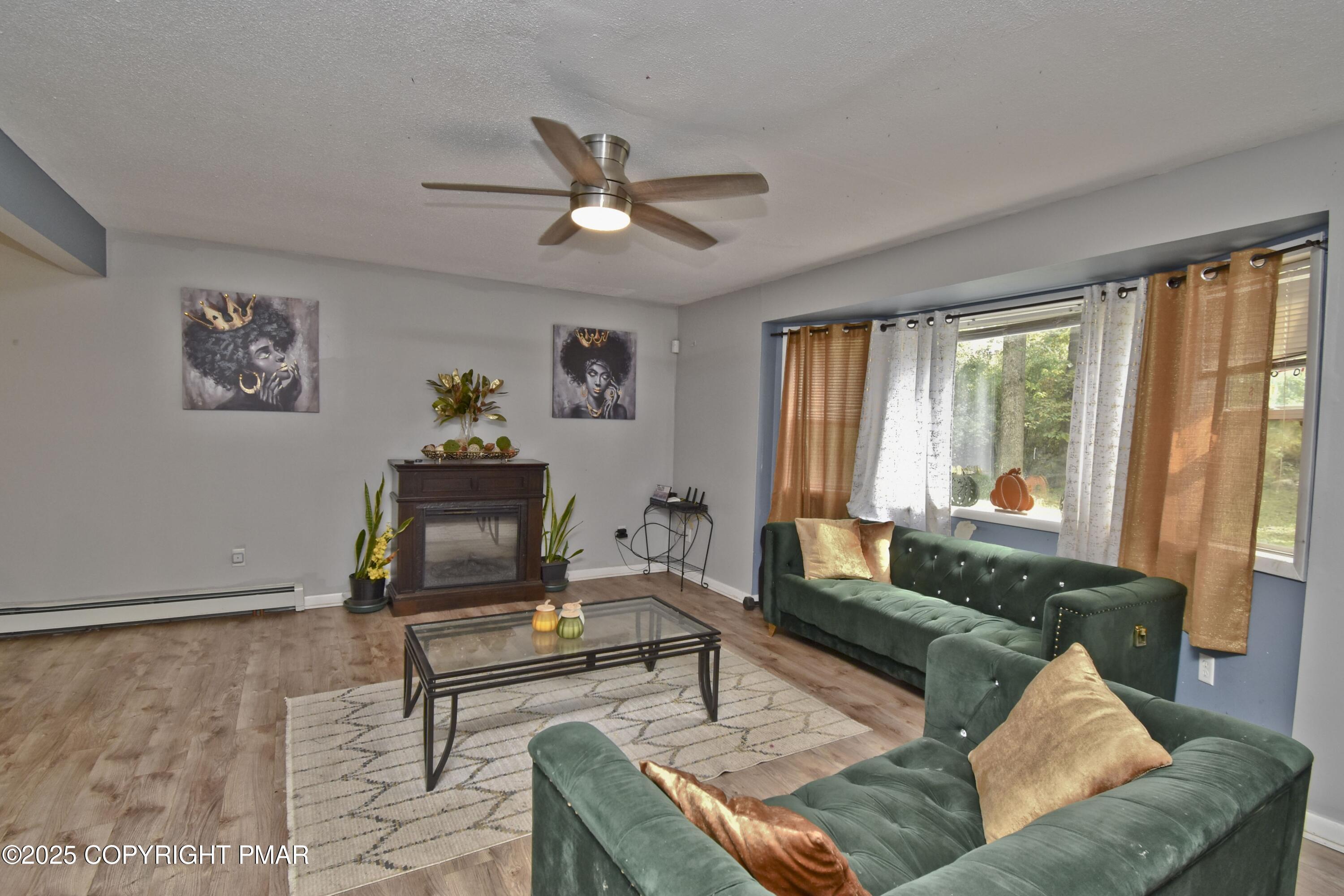 Image 4: 2 Living Room (3)