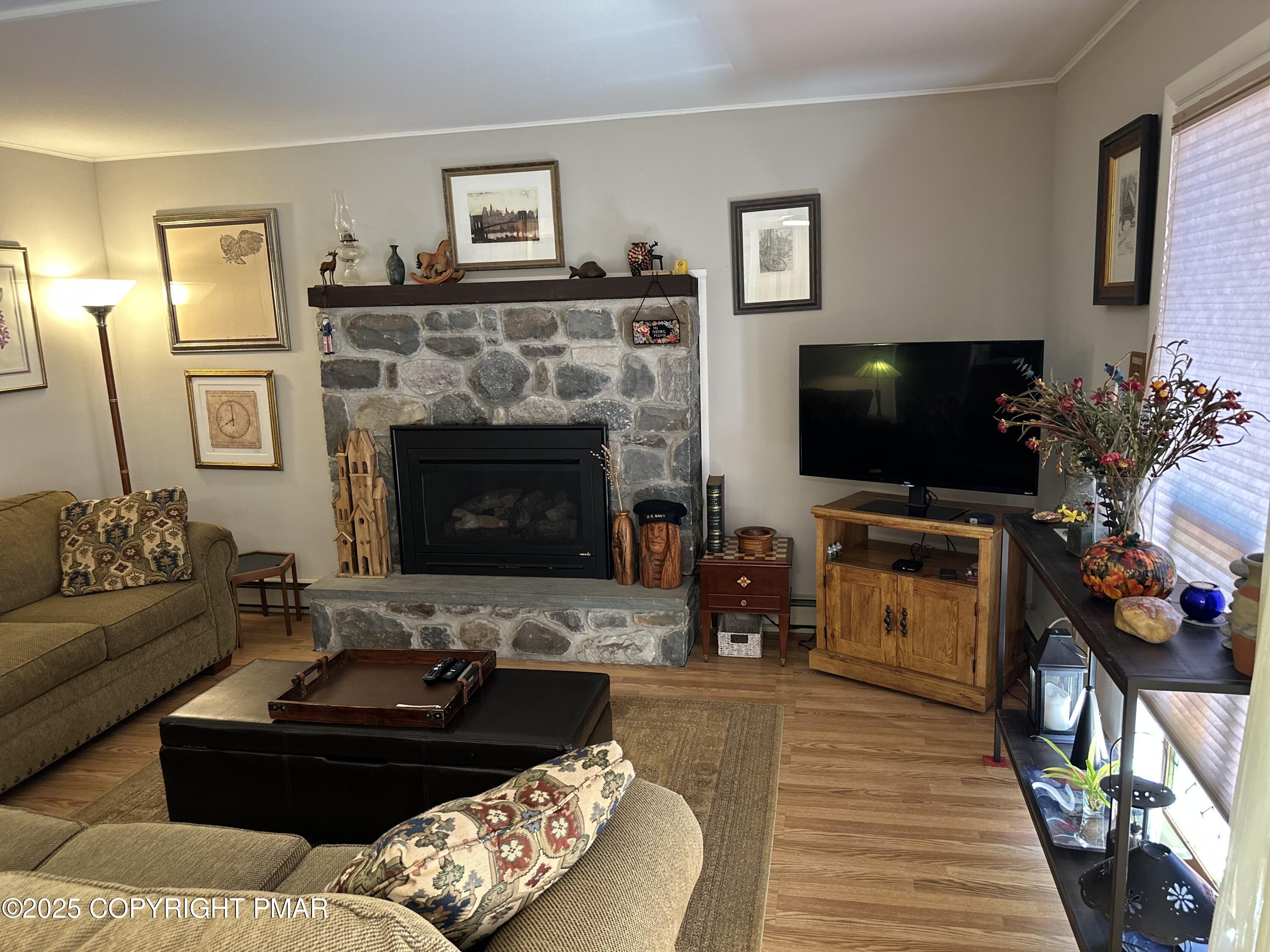 Image 3: Living Room