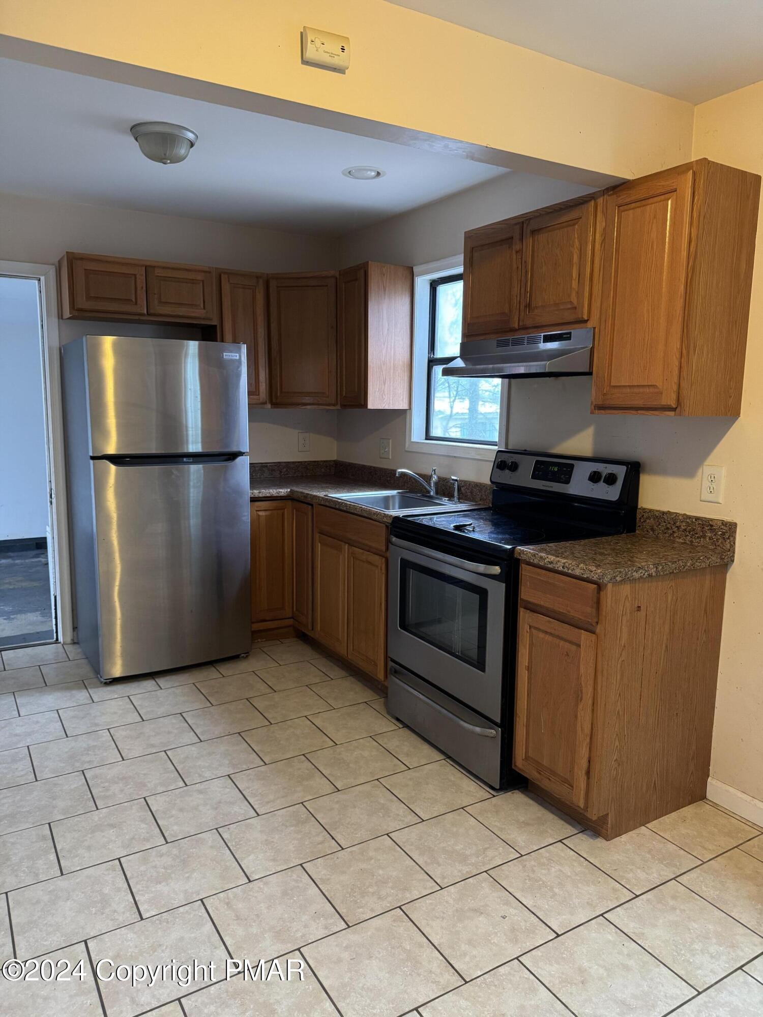 Image 3: KITCHEN