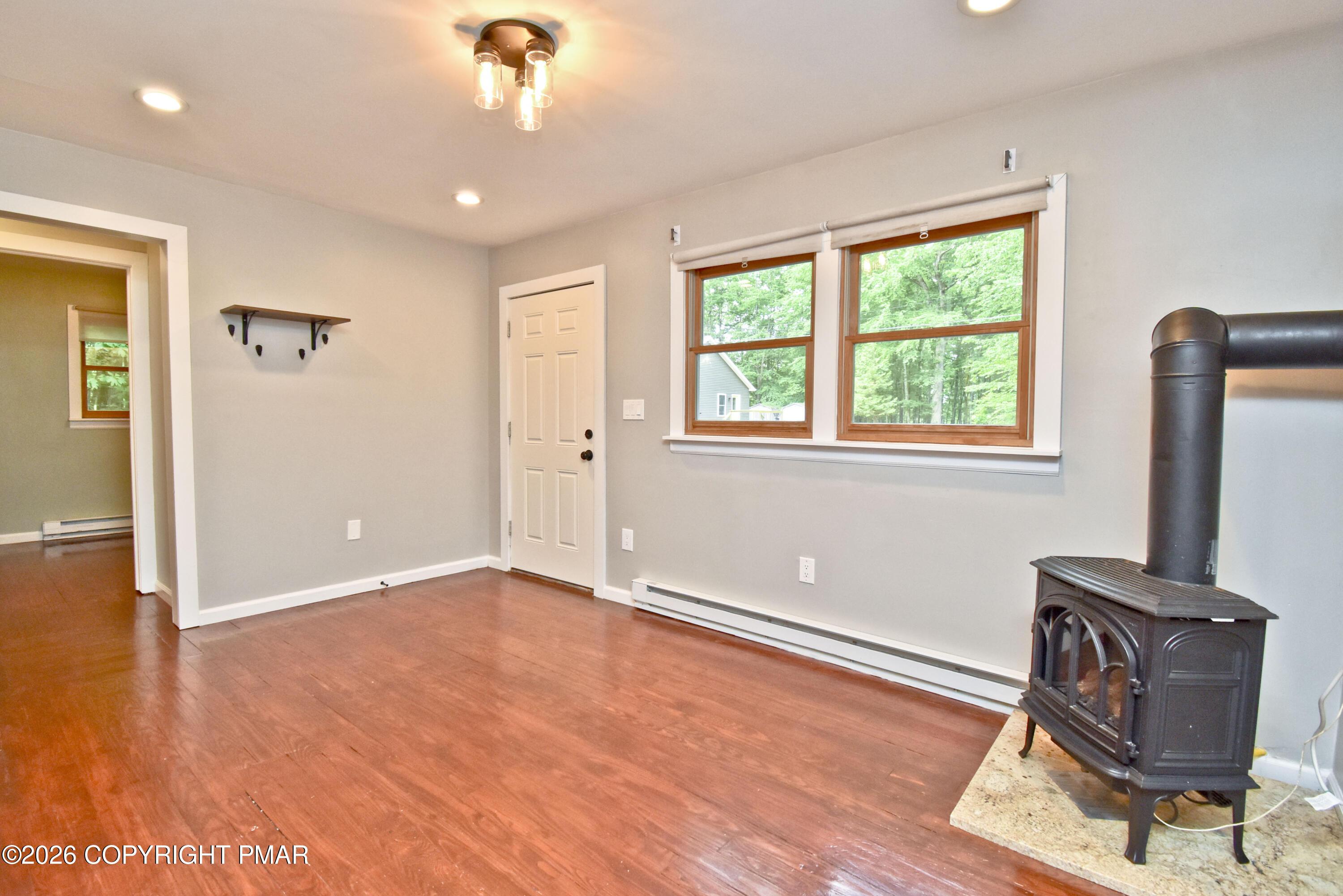 Image 2: 2 Living Room (1)