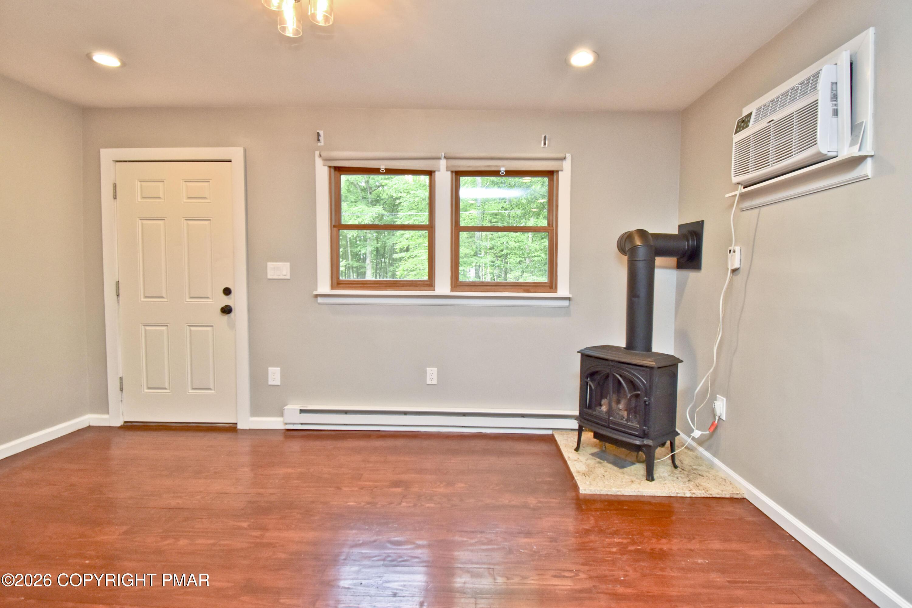 Image 3: 2 Living Room (2)