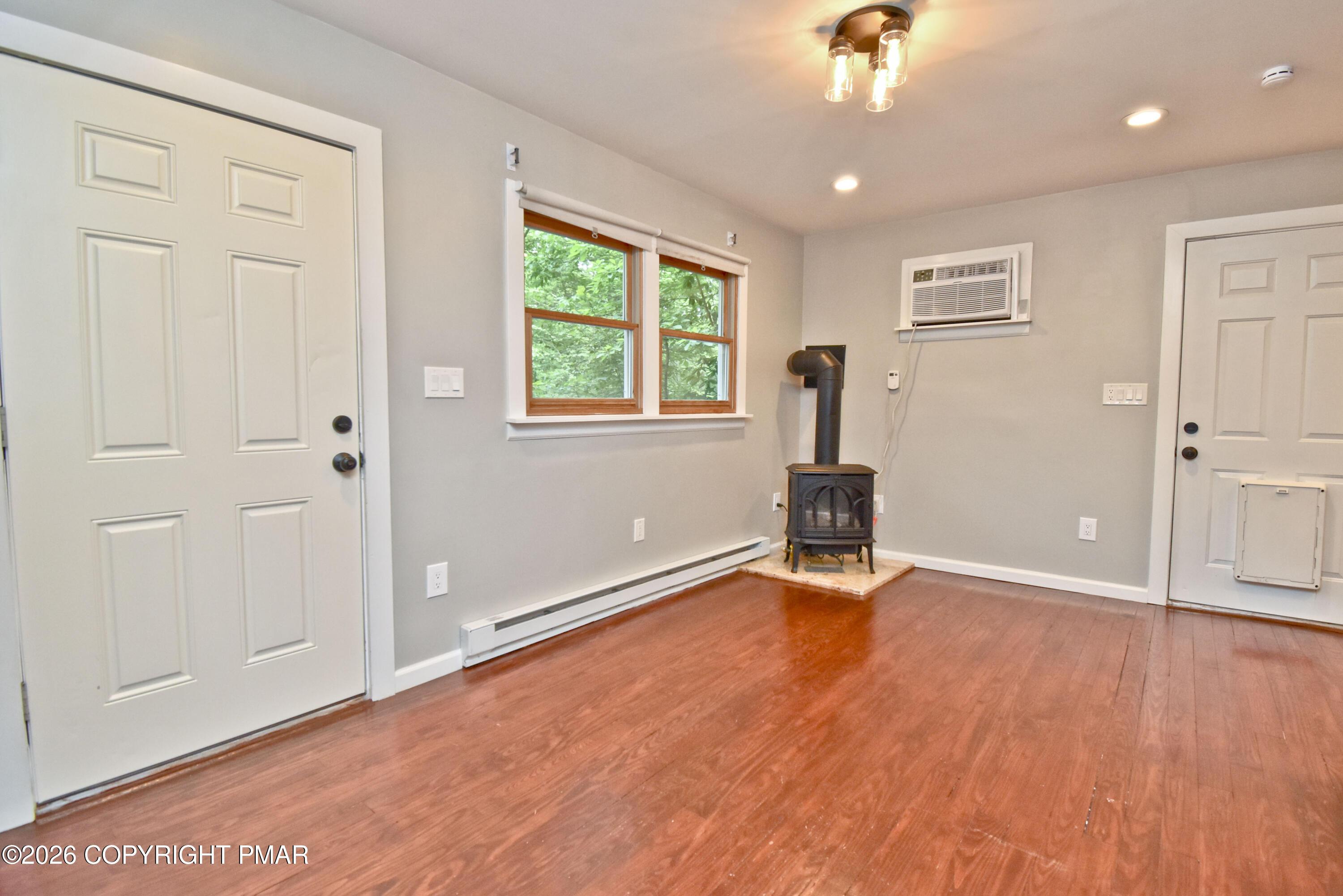 Image 4: 2 Living Room (3)