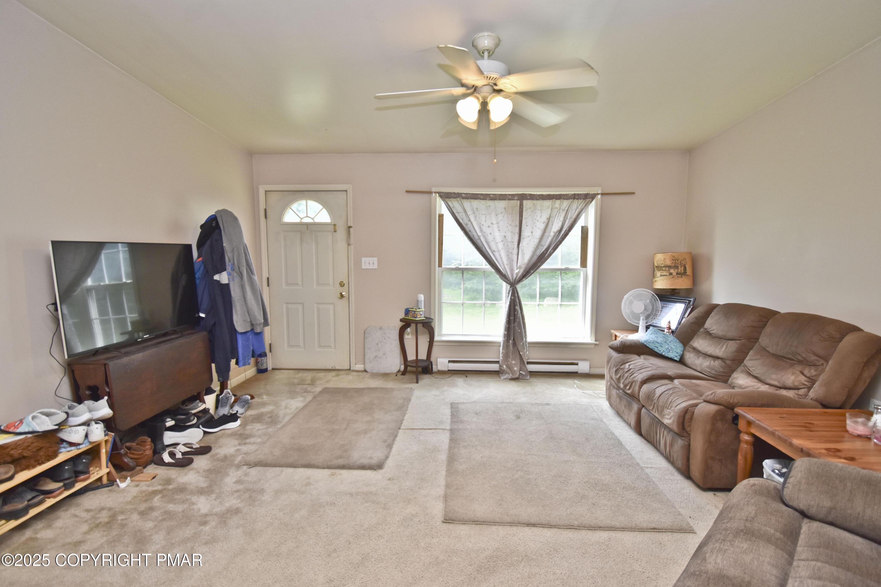 Image 3: 3 Living Room (1)