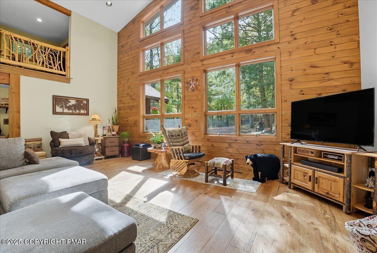 Image 3: Living Room (5)