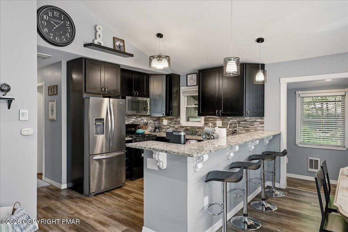 Image 3: Eat-in-Kitchen
