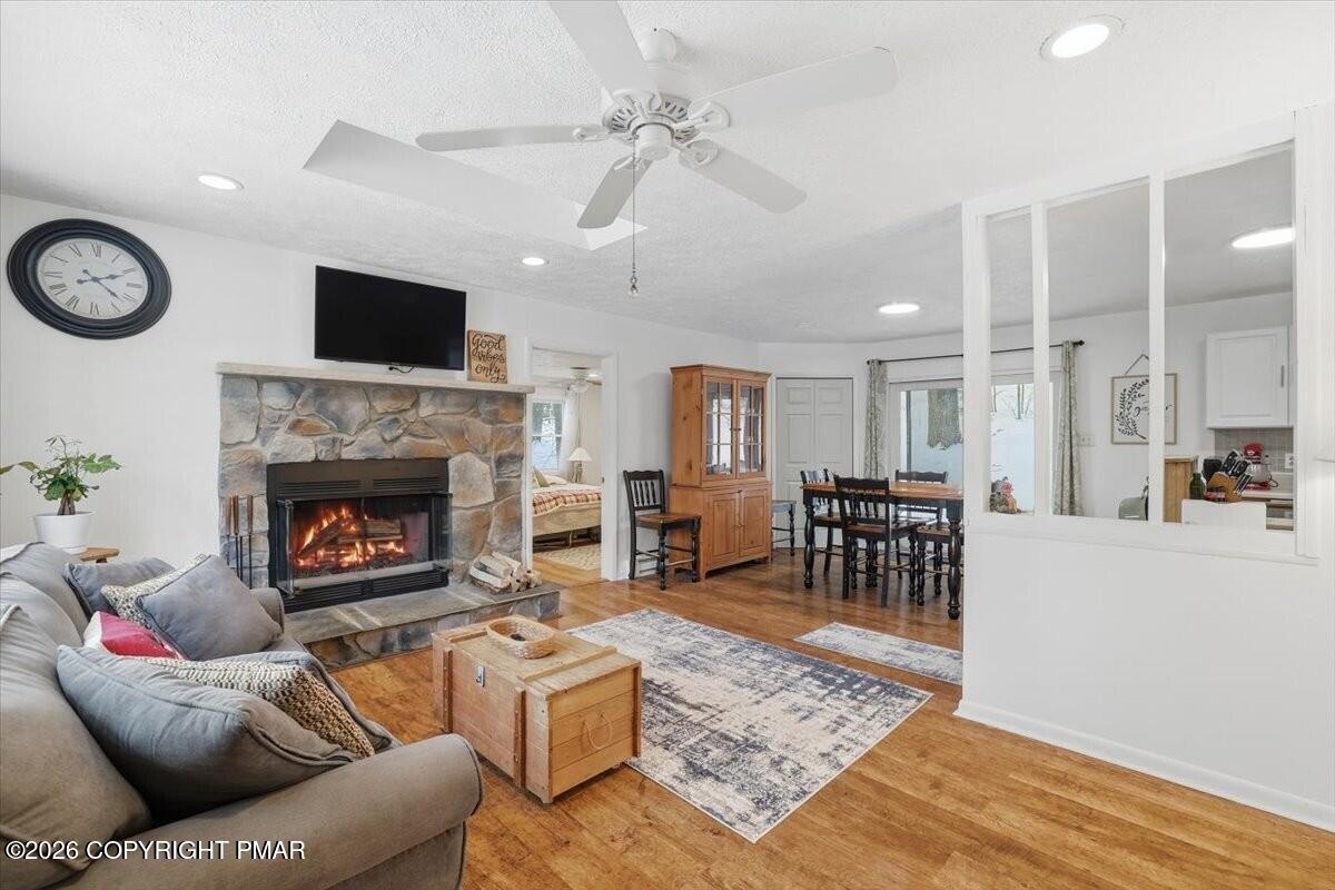 Image 4: Living Room